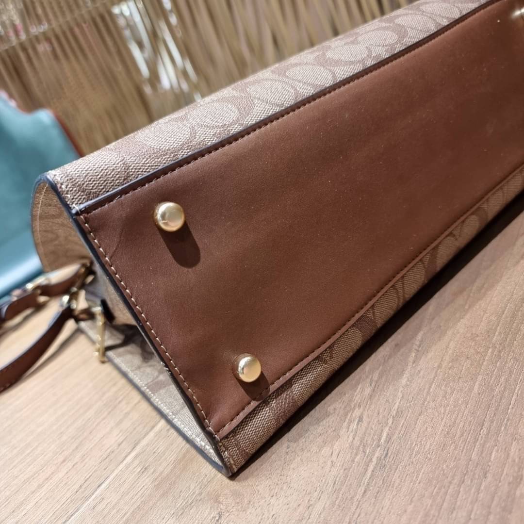 COACH C4075 TATUM CARRYALL IN SIGNATURE CANVAS คอลเลคชั่นใหม่ล่าสุด จัดมาให้ได้สวยก่อนใคร สวยหรูทุกสี!! ลุคผู้ดีต้องมาอีกหนึ่ง กระเป๋าสะพายทรงสวย ที่มาพร้อมสายสะพายไหล่ในตัว และสายครอสบอดี้สำหรับสะพายข้าง วัสดุหนัง crossgrain สวยคมมากๆ ตัวกระเป๋าถูกแบ่งเป