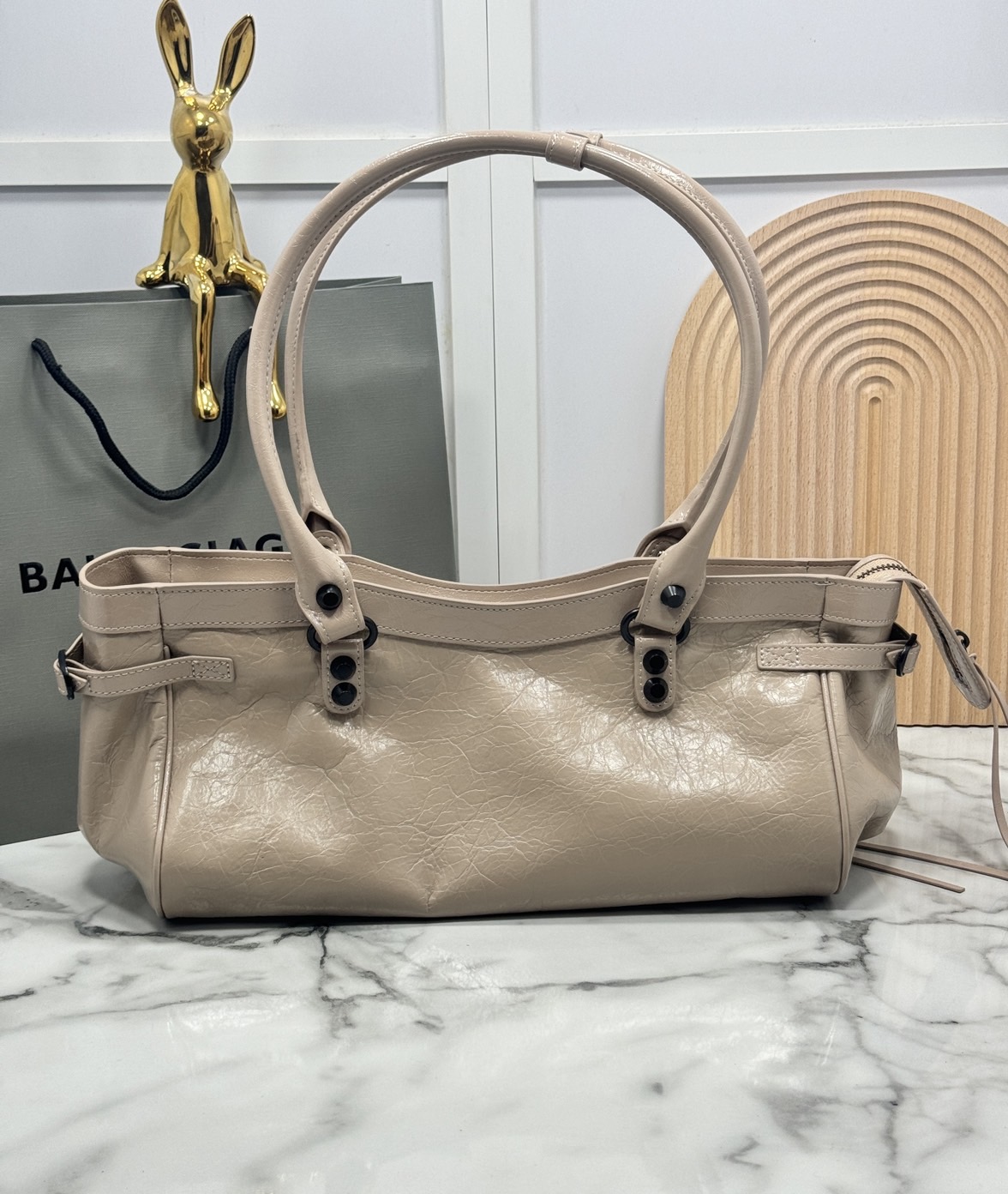 ORI หนังแท้ | Balenciaga Le City Bag East-west Bag 32cm กระเป๋าถือ/สะพายข้างทรงยาวดีไซน์โดดเด่นสวยเท่ล้ำสมัย ที่สุดแห่งความไอคอนิกไม่เหมือนใคร มีกิมมิคและลูกเล่นแพรวพราว