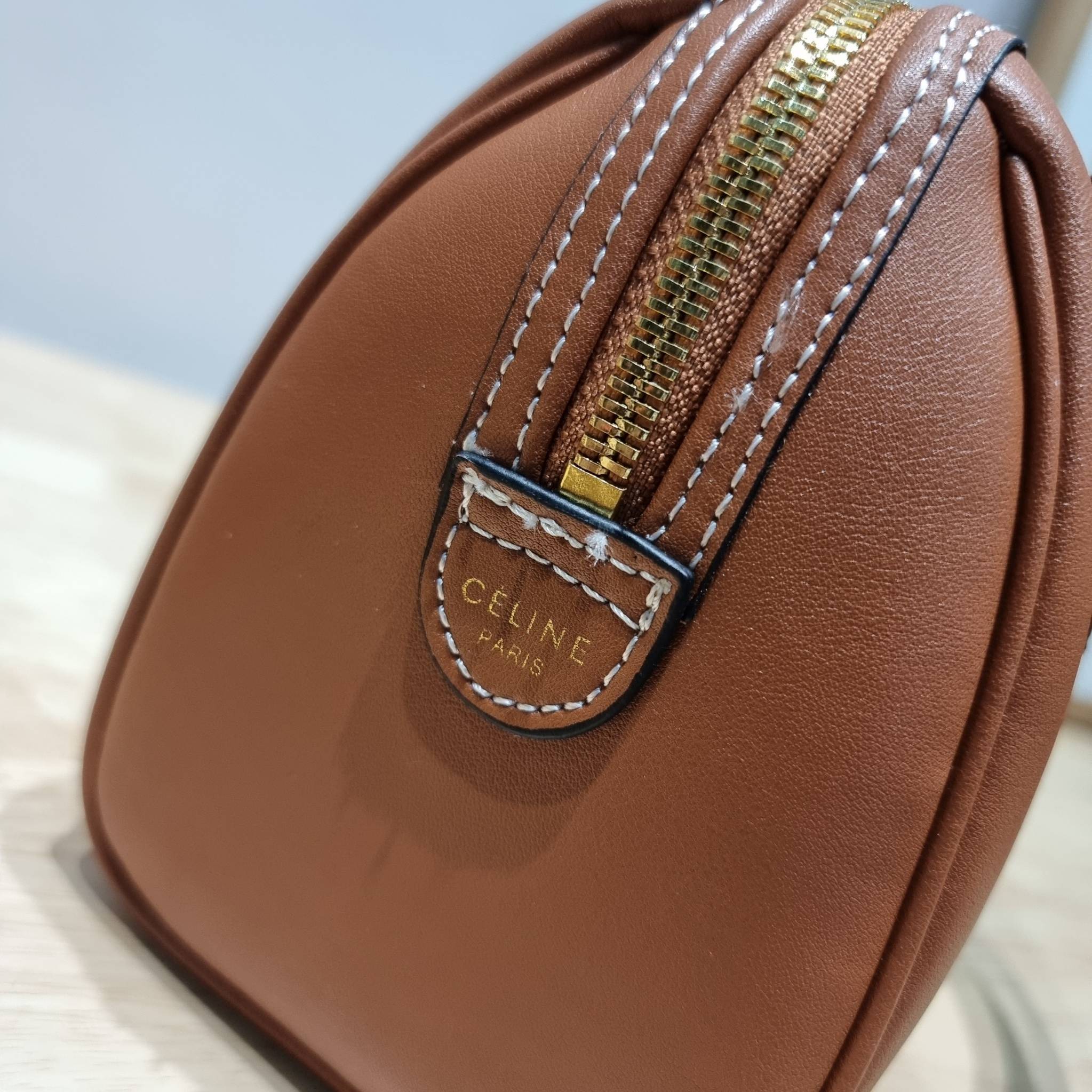 CELINE SMALL BOSTON CUIR TRIOMPHE IN SMOOTH LEATHER ฮิตมากกับสุดยอดความคลาสสิค ในรูปทรงสวย กับกระเป๋าสะพายทรงหมอน กะทัดรัด ขนาดกำลังดี ใช้งานสะดวก วัสดุหนังผิวเรียบ สวยคม