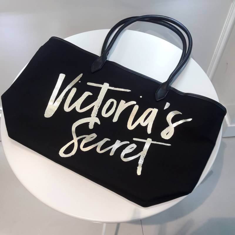 New Arrival! Victoria's Secret Canvas Large Tote Bag♡ กระเป๋าสะพายใบใหญ่ จุของได้คุ้ม! วัสดุทำจากผ้า canvas เต็มใบ ด้านหน้าแต่งโลโก้แบรนด์สีทอง สวยวับ! ด้านในบุผ้าปั้มลายเสือ มีของใส่ของจุกจิกค้า จะถือไปเที่ยวทะเลสักคืนสองคืน ใบนี้เอาอยู่คะ