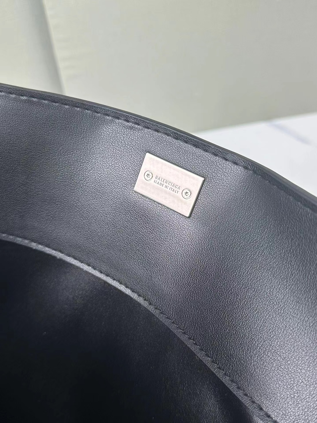 Balenciaga Rodeo Medium Handbag in Black 35cm กระเป๋าสะพายหนังเรียบผิวสัมผัสนุ่มสบายผิว ดีไซน์เรียบหรูตามเอกลักษณ์ของแบรนด์ ภายในโล่งกว้าง จุของได้เยอะ ใบจริงน้องสวยน่าใช้มาก