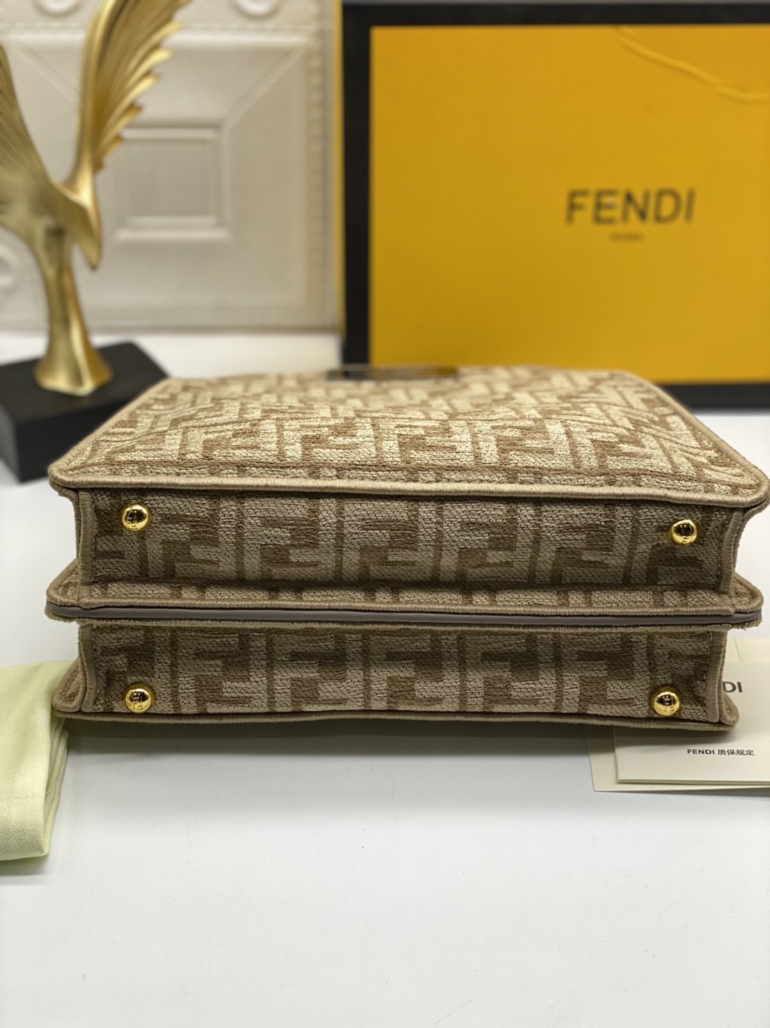Fendi peekaboo 25cm เกรดออริจินอล กระเป๋าเฟนดิ คลาสสิกตามแบบฉบับแบรนด์ วัสดุคุณภาพอย่างดี เพิ่มความหรูหราและโดดเด่นด้วยการตกแต่งลวดลายโลโก้เด่นชัดทั้งใบ และด้วยขนาดที่กะทัดรัดและดีไซน์ที่เรียบหรูนี้ จึงสามารถนำไปแมทช์กับการแต่งตัวได้ง่าย ไม่ว่าจะเป็นสไตล์