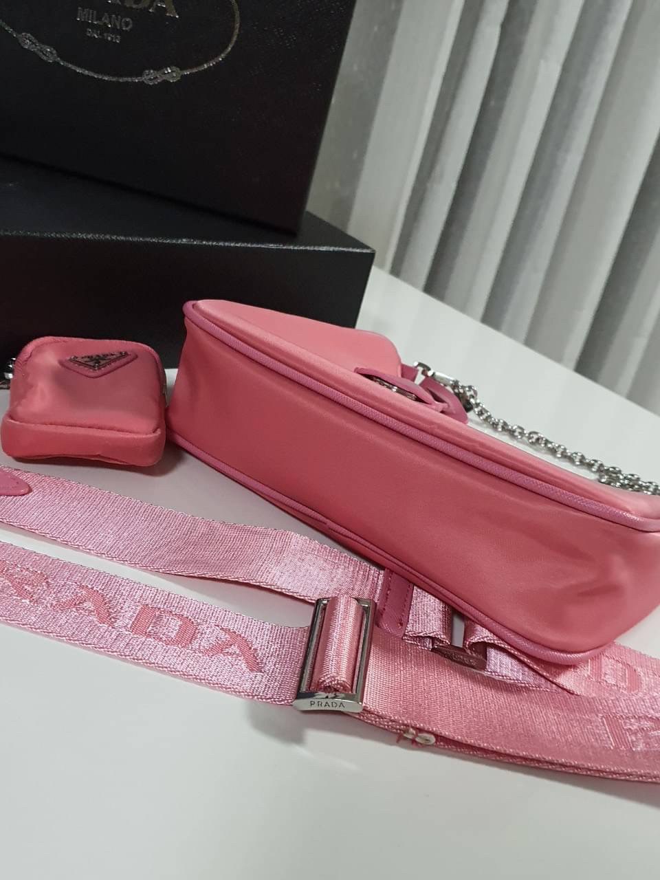 BEST SELLER!! **กำลังมาแรงมากค่ะ กับแบรนด์ PRADA ใบเดียวคุ้มมากค่ะ อุปกรณ์ ครบชุด **ซื้อ1ได้ถึง3ไอเท็ม ทั้งสายยาว และกระเป๋าใส่เหรียญ และป้ายแท็คหนัง อย่างดี **อะไหล่ปั้มแบรนด์แท้ทุกจุด วัสดุทำจากผ้า Nylon อย่างดี กันน้ำได้ อยู่ทรงสวย สามารถใส่กระเป๋าตังค