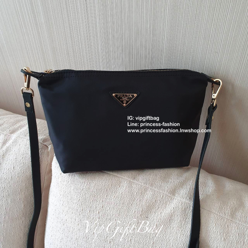 Best Seller ~~ งานพรีเมี่ยมกิ้ฟ จากเคาเตอร์ต่างประเทศ จากแบรนด์ PRADA เป็นกระเป๋า เครื่องสำอางค์ แต่มีสายสะพายยาวให้ 2 สาย เป็นแบบคล้องแขน และสะพายข้างลำตัว ใช้เป็น shoulder bag ได้เลยค่า หรือ ถือลำลองสวยๆ ก้อเลิศค่ะ คุ้มมากค่ะ ภายในมีช่องแบ่งเก็บของอย่าง