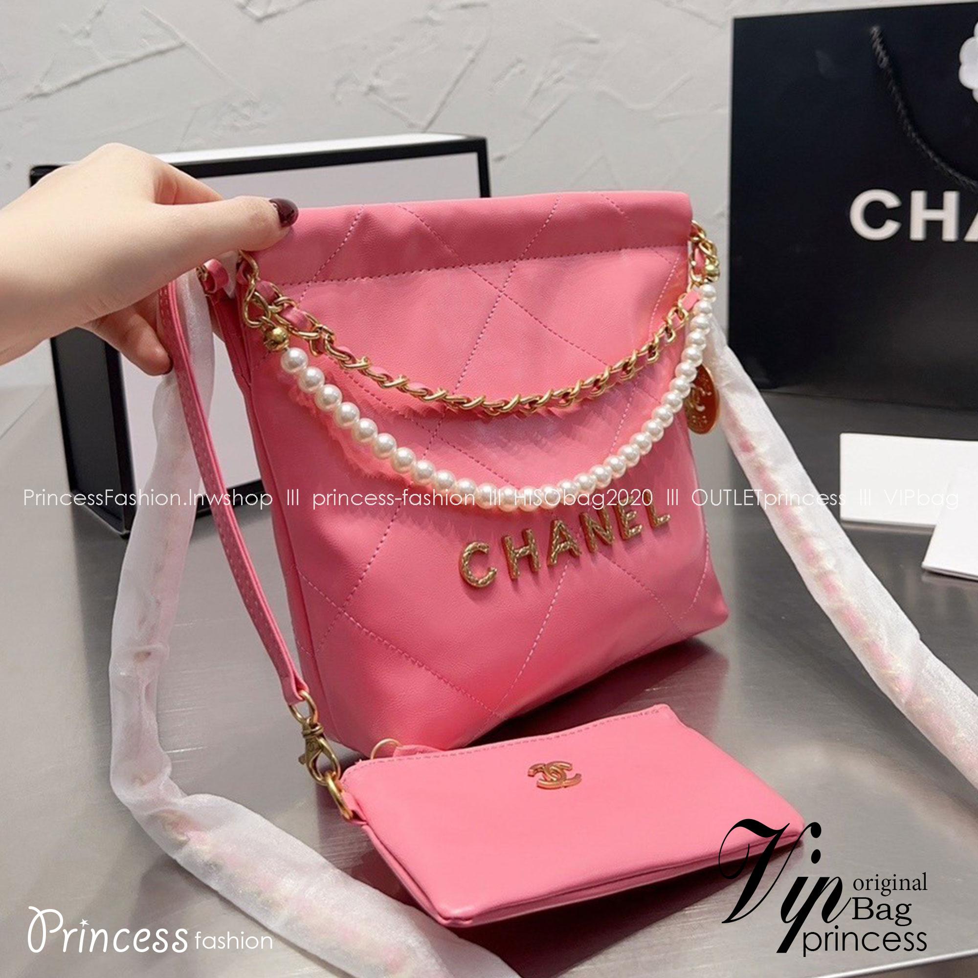 Chanel 22 mini bag with pearls 8" / Chanel Bag พร้อมส่ง กระเป๋าสะพาย สายโซ่อะไหล่ทองพร้อมสายมุกสวยหรู ทรงยอดฮิตในปี 2023 หิ้วหรือคล้องไหล่ได้ มาพร้อมกล่อง อปก ครบเซ็ท รอบนี้จัดราคาพิเศษสุดคุ้มค่ะ ใช้งานต่างประเทศได้ ภาพถ่ายจากงานขายจริง