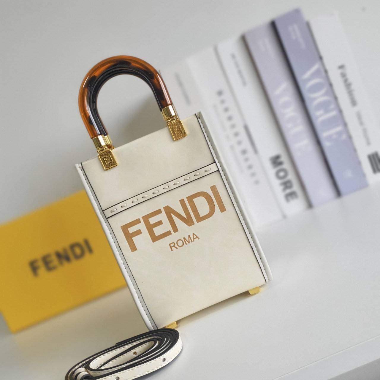สวยหรูมาก กับ FENDI MINI SUNSHINE SHOPPER วัสดุหนังแท้ทั้งใบ ปั้มชื่อแบรนด์ด้านหน้า ที่จับเซรามิคสีสวยมีสลักแบรนด์ *ทรงมินิน่ารัก ด้านในเป็นช่องโล่งกว้าง สามารถใส่ กระเป๋าสตางค์สั้น มือถือได้ทุกรุ่น มาพร้อมสายสะพาย ถอดปรับได้ อะไหล่ปั้มแบรนด์สีทอง ปั้มโลโ