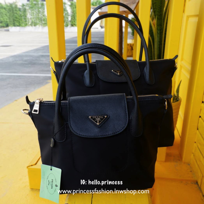 Prada crossbody & handbag กระเป๋าถือหรือสะพาย วัสดุ nylon+pu. premium gift จาก Prada เปิดปิด ด้วยฝาปิดกระดุมแม่เหล็ก อะไหล่ทอง ภายในกว้าง ใส่ wallet ยาว, iPad ได้ มีช่องเล็ก และช่องซิป มาพร้อมสายยาว ถอด ปรับได้ค่ะ