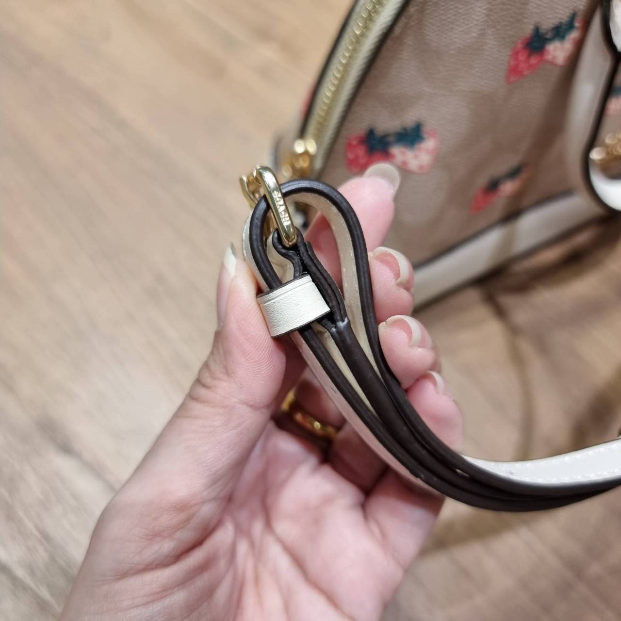 COACH 91514 MINI SIERRA SATCHEL IN SIGNATURE CANVAS WITH STRAWBERRY PRINT สายคุณหนูมารวมตัวกันตรงนี้เลยจ้า!! ละมุนกว่านี้ไม่มีแล้ว กับกระเป๋าทรงโดมสุดคลาสสิค เพิ่มดีเทลลูกเล่นลายสตรอเบอรี่ ให้มีความคิ้วท์แบบไม่เยอะเกินไป ลงตัวพอดี มาพร้อมหูจับในตัวและสายส