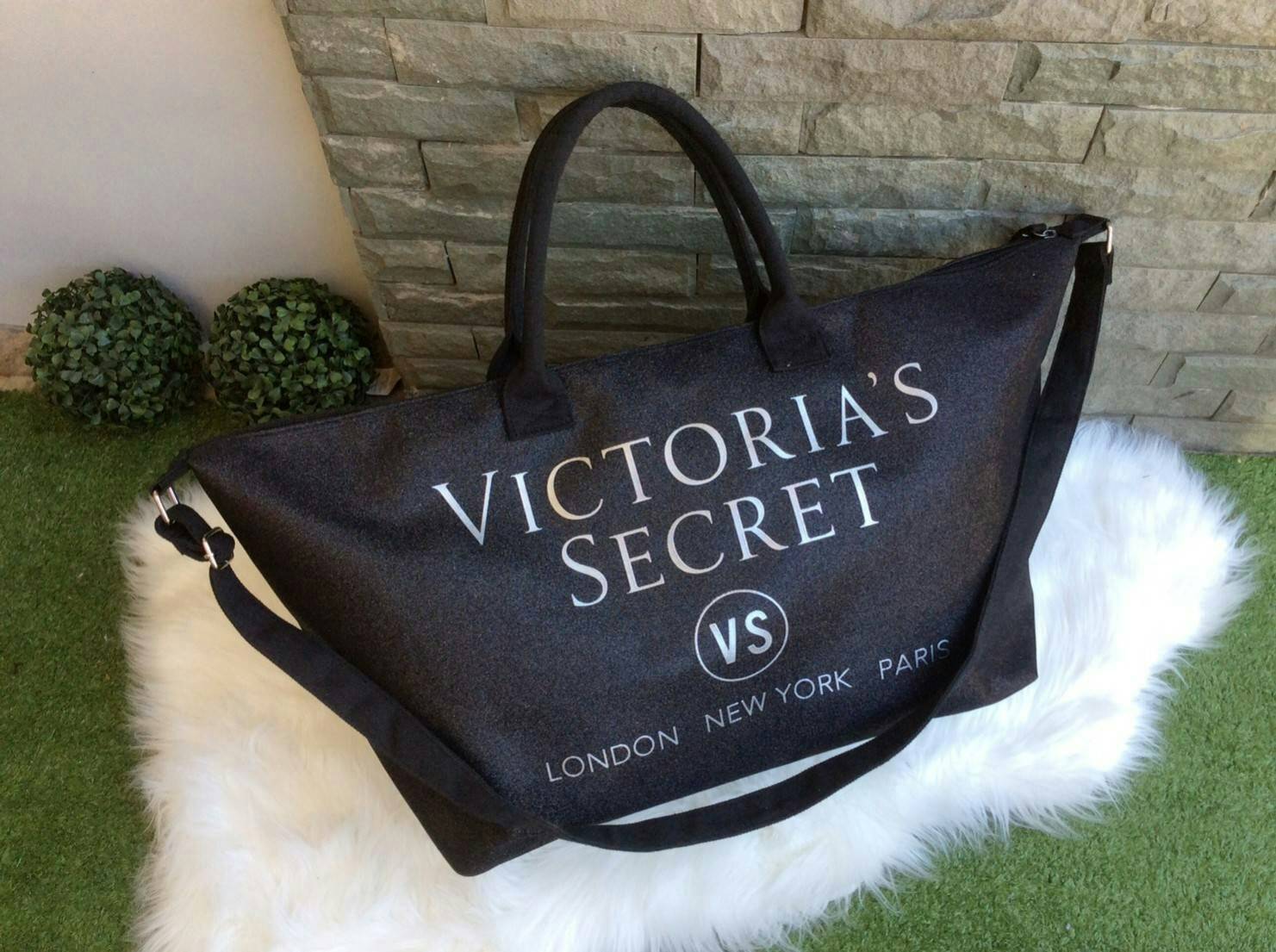 VICTORIA'S SECRET CANVAS GLITTER LARGE RUNWAY TRAVEL BAG 2017 กระเป๋าทรง Travel ใบใหญ่วัสดุ CANVAS GLITTER ด้านหน้าประดับโลโก้แบรนด์ glitter วิ๊งทั้งใบ เปิดปิดด้วยซิป ภายในกว้างจุสุดๆ ใส่เสื้อผ้าได้หลายชุด ไม่ว่าจะถือขึ้นเครื่อง, ไปต่างจังหวัด หรือไป