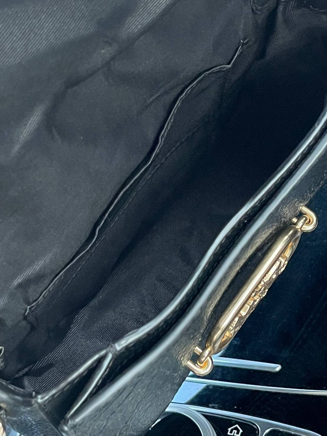 COACH JADE SADDLE BAG 91084 จุดเด่นคือ การออกแบบให้กระเป๋าเป็นรูปทรงที่โค้งมนตามสไตล์โฮโบ (Hobo Style) ผสมผสานกับความสวยงามของโลโก้ด้านหน้าอันเป็นเอกลักษณ์ สายสะพายข้างที่สามารถปรับระดับได้ สวยสะดุดตา ดูแลง่าย นอกจากนี้ คุณยังสามารถนำไป Mix & Match กับการ