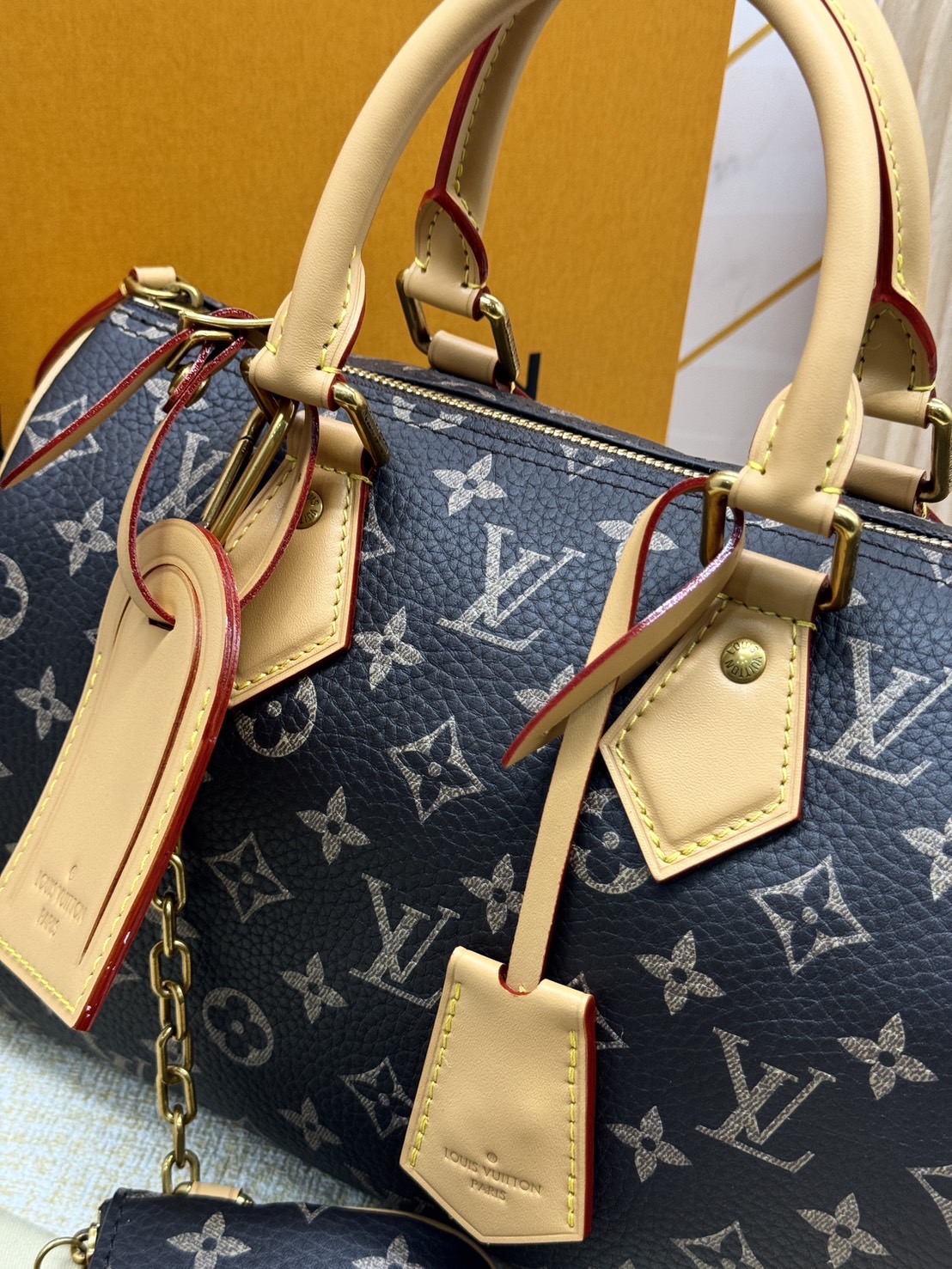 RUNWAY LV Speedy P9 Bandoulière 25 Soft Leather กระเป๋าสะพายสปีดี้รุ่นใหม่หรูหรา เกรดท็อปวีไอพี เกรดดีสุด 1:1 หนังแท้สวยงาม เก็บทุกรายละเอียด ใช้สลับแท้ ผ่านทุก ตม. ใช้งานต่างประเทศได้