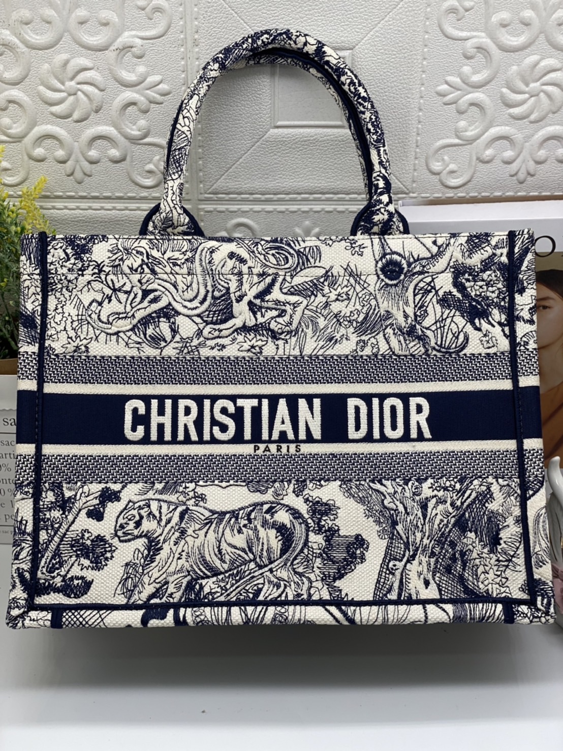 CHRISTIAN MEDIUM DIOR BOOK TOTE เอกลักษณ์ของความหรู เป็นทางช็อปปิ้งBag ที่ต้องมี ภายในโล่งกว้างมาก ใส่ของแบบแน่นๆ จุๆไปได้เลย น้ำหนักเบาสบาย งานออริปักขึ้นรูปสวยมาก มี code stamp พร้อมส่งที่ไทย ภาพสินค้าถ่ายจากงานขายจริง ใช้งานต่างประเทศได้ค่ะ