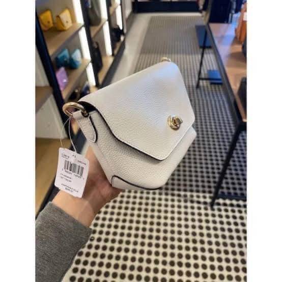 คอลเลคชั่นใหม่ ทั้งสวยทั้งคุณภาพค่ะ😘 COACH KARLEE CROSSBODY BAG 💐พร้อมส่ง ได้ไปไม่ผิดหวังแน่นอนค่ะ! สวยๆแบบคนดังระดับโลกกันค่าา กระเป๋าสะพายแบบครอสบอดี้ร์ หนังแท้นิ่มสวยงามมากๆค่ะ รูปทรงน่ารักกระทัดรัด เปิดปิดกระเป๋าแบบหมุนล็อค ภายในสามารถ