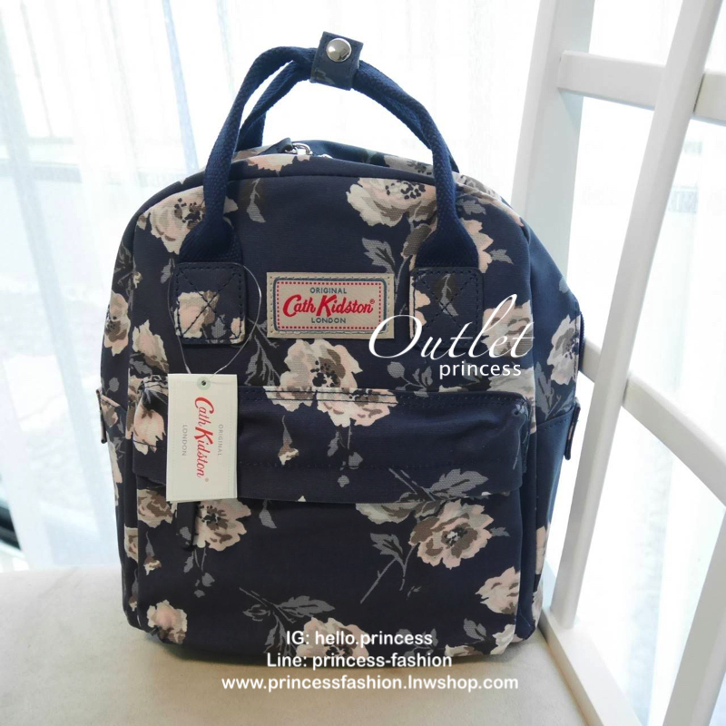 CATH KIDSTON MINI BACKPACK กระเป๋าสะพายเป้รุ่นมินิ วัสดุ PVCกันน้ำ สามารถเช็ดทำความสะอาดได้ เปิดปิดด้วยซิปสะดวกใช้ ด้านหน้าประดับโลโก้ cath Kidston พร้อมช่องซิปด้านนอกใส่กระเป๋าสตางค์ มือถือได้ ด้านในมีช่องซิป สามารถใส่ipad ได้สวยคลาสิคน่ารักน่าใช้ สาวๆที