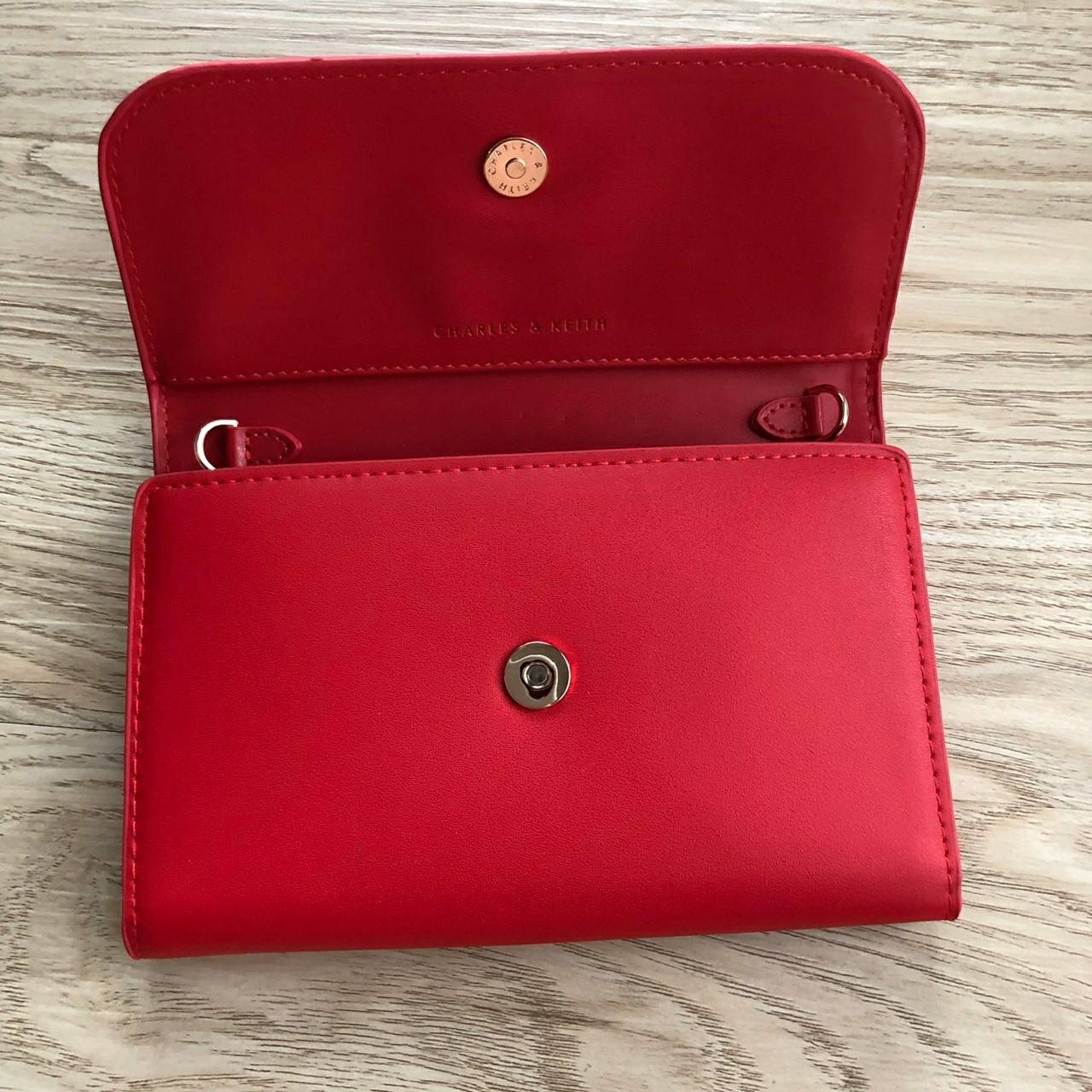 Charles & Keith Front Flap Wallet กระเป๋าสตางค์ มาพร้อมสายโซ่สลับหนัง เปิด - ปิดกระเป๋าด้วยกระดุม ด้านในมีช่องหลายช่อง แยกเก็บของได้เป็นสัดส่วน และมีช่องซิป 1 ช่องค่ะ ด้านหลังมีช่องอีก 1 ช่อง มาพร้อมสายโซ่สลับหนังยาวประมาณ 114 cm สามารถถอดได้ (ปรับไม่ได้ค