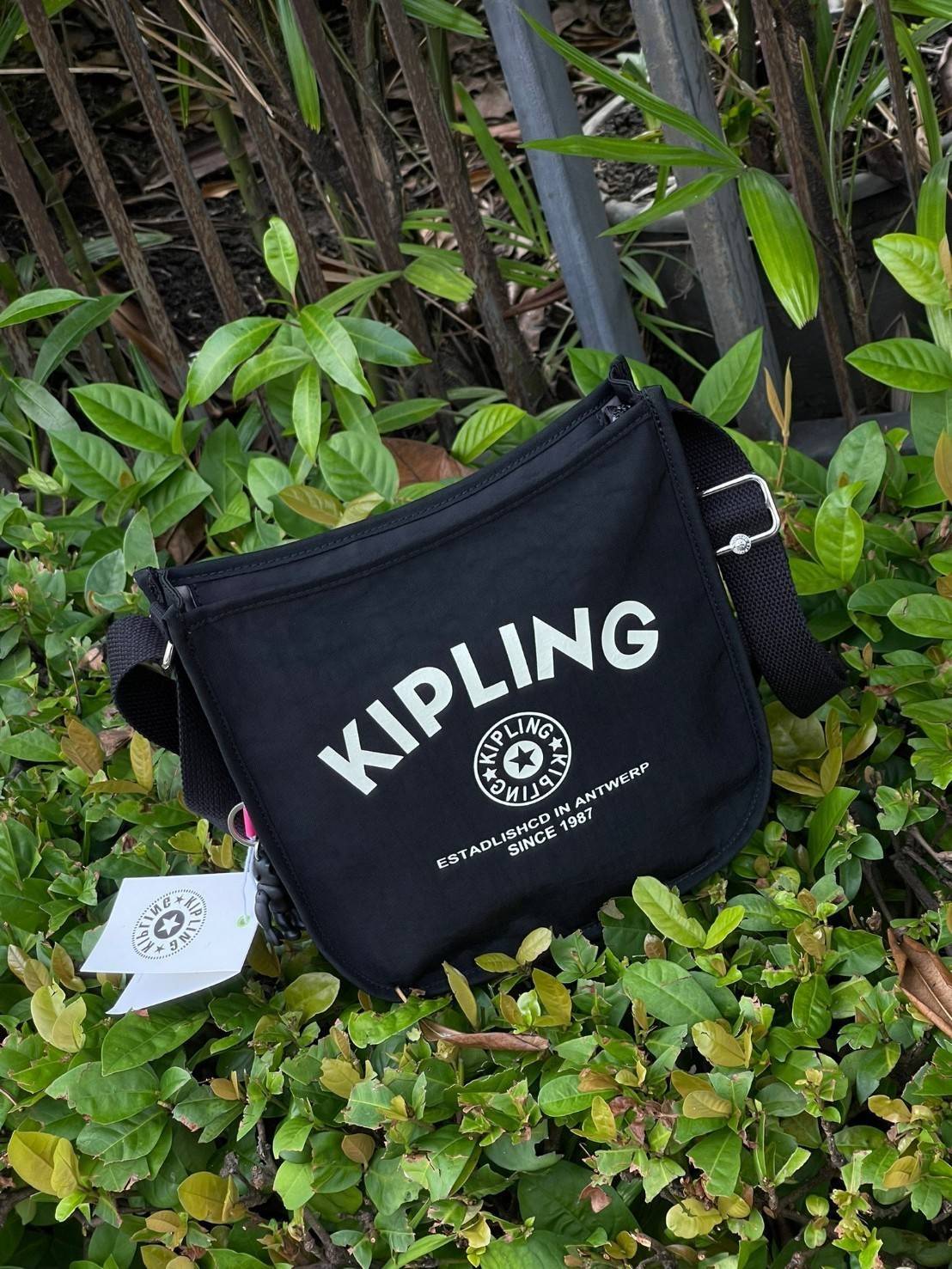 Kipling Patsy M Crossbody คอลเลคชั่นใหม่ล่าสุด ที่ไม่เน้นลวดลายและสีสัน แต่เน้นรูปแบบการใช้งานที่ง่ายแสนง่ายไม่ซับซ้อน ขนาดกำลังดี สามารถใส่ของที่จำเป็นได้ ไม่ว่าจะเป็นโทรศัพท์มือถือหรือกระเป๋าสตางค์ น้ำหนักเบา ด้านในของกระเป๋ายังแบ่งช่องเป็นระเบียบ พกพาไ