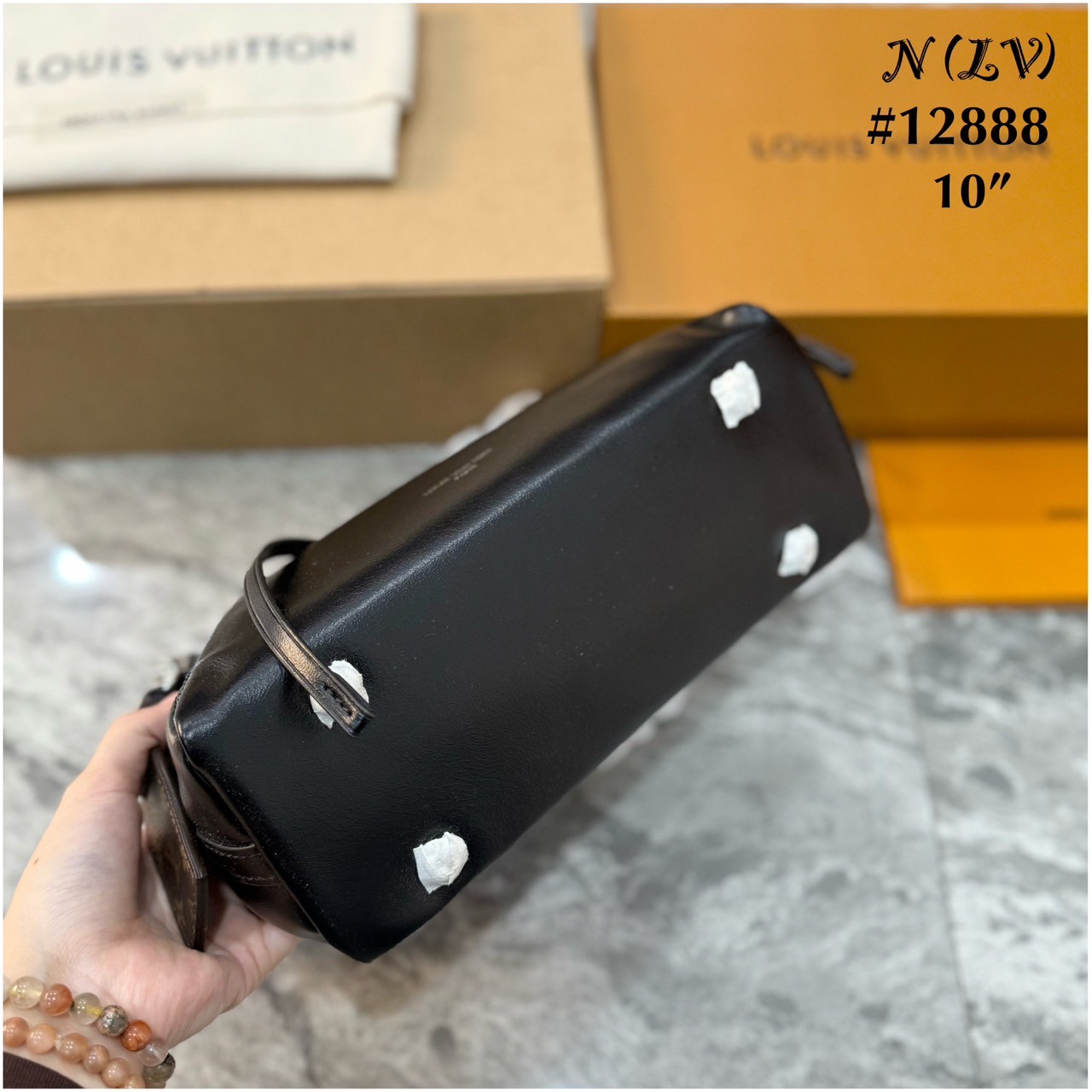 LV CarryAll BB Bag กระเป๋าสะพายสุดไอคอนิกผสานสไตล์ล้ำสมัยเปี่ยมฟังก์ชัน ไซส์ใหม่ล่าสุด กะทัดรัดใช้งานได้คล่องตัวมากขึ้น ดีไซน์สีดำคลาสสิค