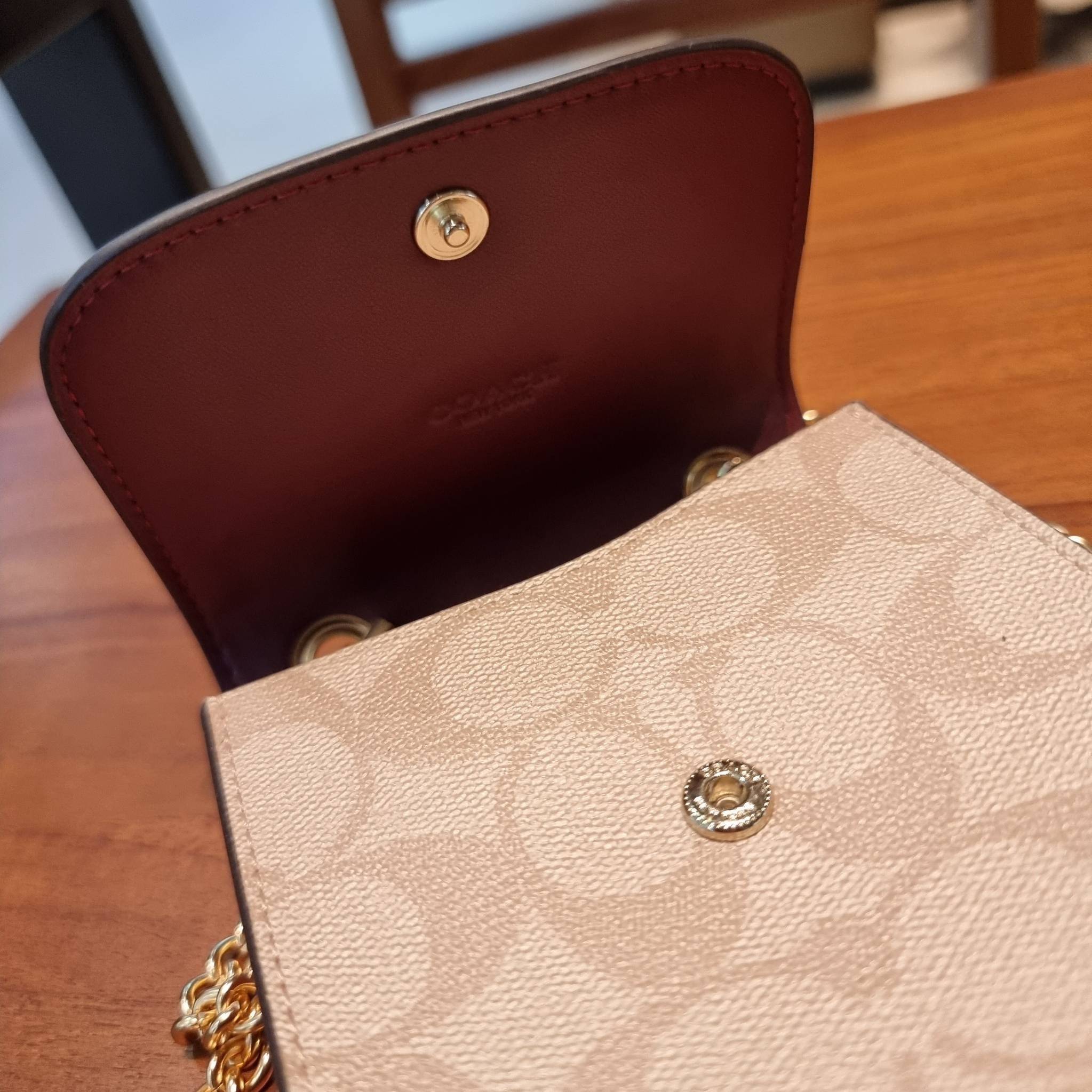 COACH F73486 NORTH/SOUTH PHONE CROSSBODY IN SIGNATURE CANVAS WITH FRUIT 🍒🍓🍋 แจกความสดใสกันอีกครั้ง!! กับกระเป๋าสะพายเอนกประสงค์ Case phone ใส่โทรศัพท์มือถือได้ทุกรุ่น ดีไซน์ลายผลไม้ฉ่ำๆ สวยมีเสน่ห์ 💖 วัสดุหนังแคนวาสคุณภาพ ฝ