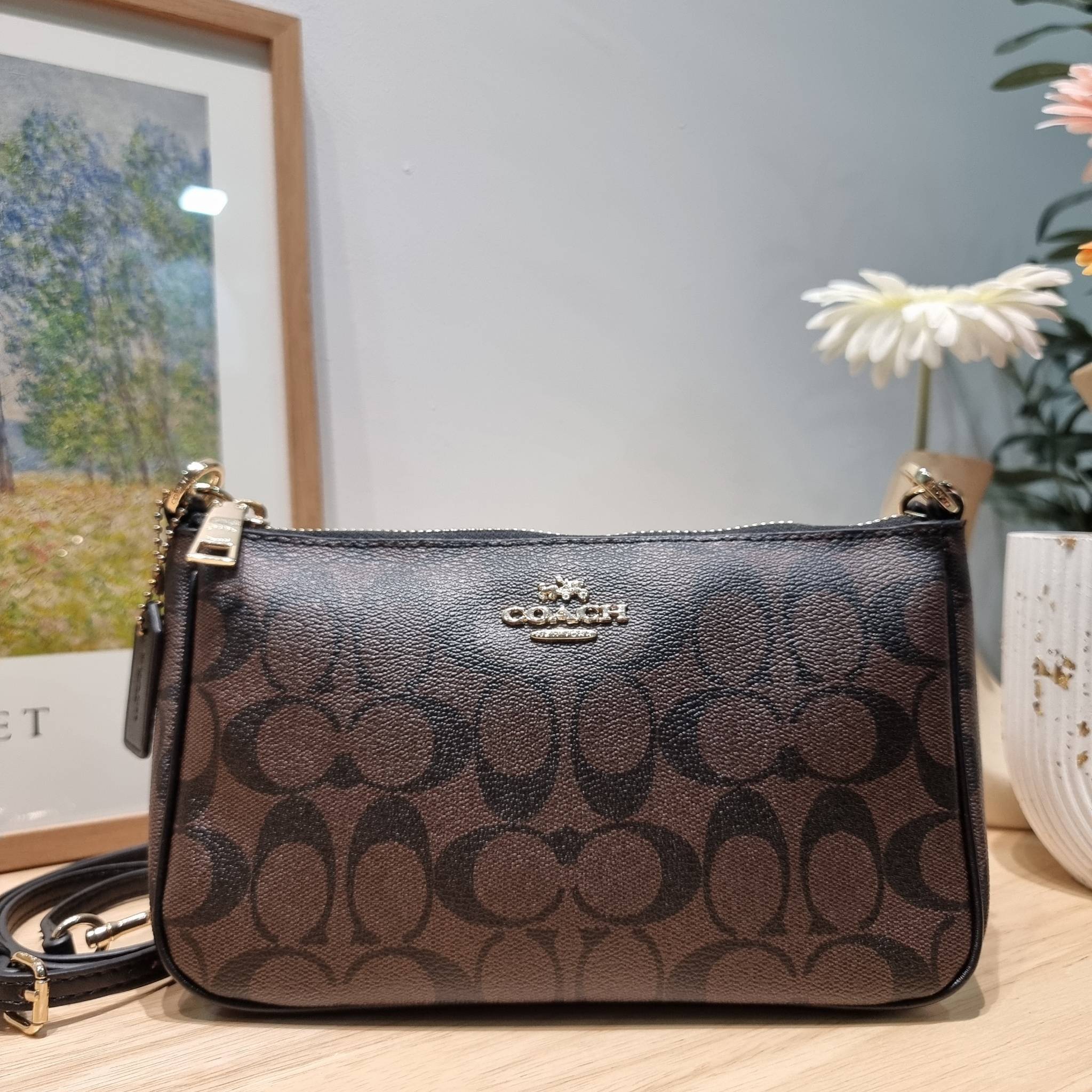 COACH TOP HANDLE POUCH F58321 พร้อมส่ง 9 สี กระเป๋าทรงพอช ยอดฮิต ยกขึ้นแท่น ด้วยดีไซน์ที่ออกมาให้ใช้งานได้ง่าย ขนาดกำลังเหมาะ