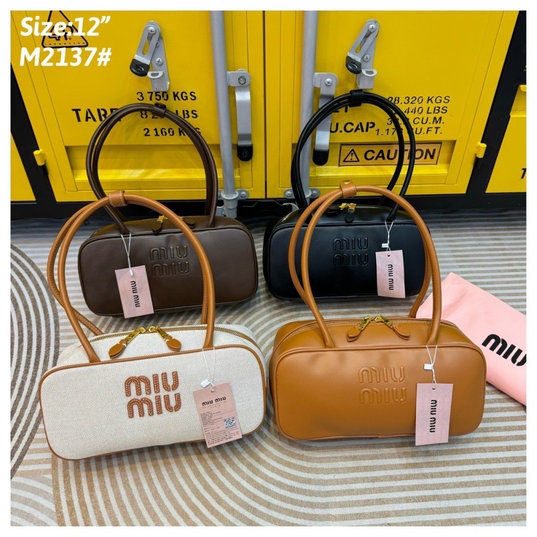 MIU MIU Beau leather bag Small Size กระเป๋าถือ/สะพายสุดชิค รุ่นใหม่หูยาว ถือก็ได้สะพายไหล่ก็เก๋ คูลสุดๆ ดีไซน์เรียบแต่มากมีอยู่จริง สวยดูแพง แมทชุดได้ง่ายสุด มินิมอลมินิใจ หูจับในตัวง่ายและสะดวกพกพา