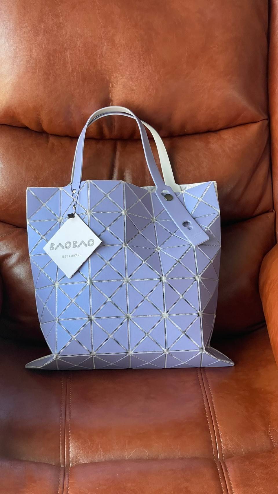 ORIGINAL 🌸 BAO BAO ISSEY MIYAKE LUCENT 6X6 matte tote bag เป็นซีรีส์ที่โดดเด่นด้วยโทนสีสว่าง โดดเด่นด้วยลักษณะต่างๆ เช่น ตาข่ายสว่างที่มองเห็นได้ผ่านช่องว่างระหว่างชิ้นสามเหลี่ยม