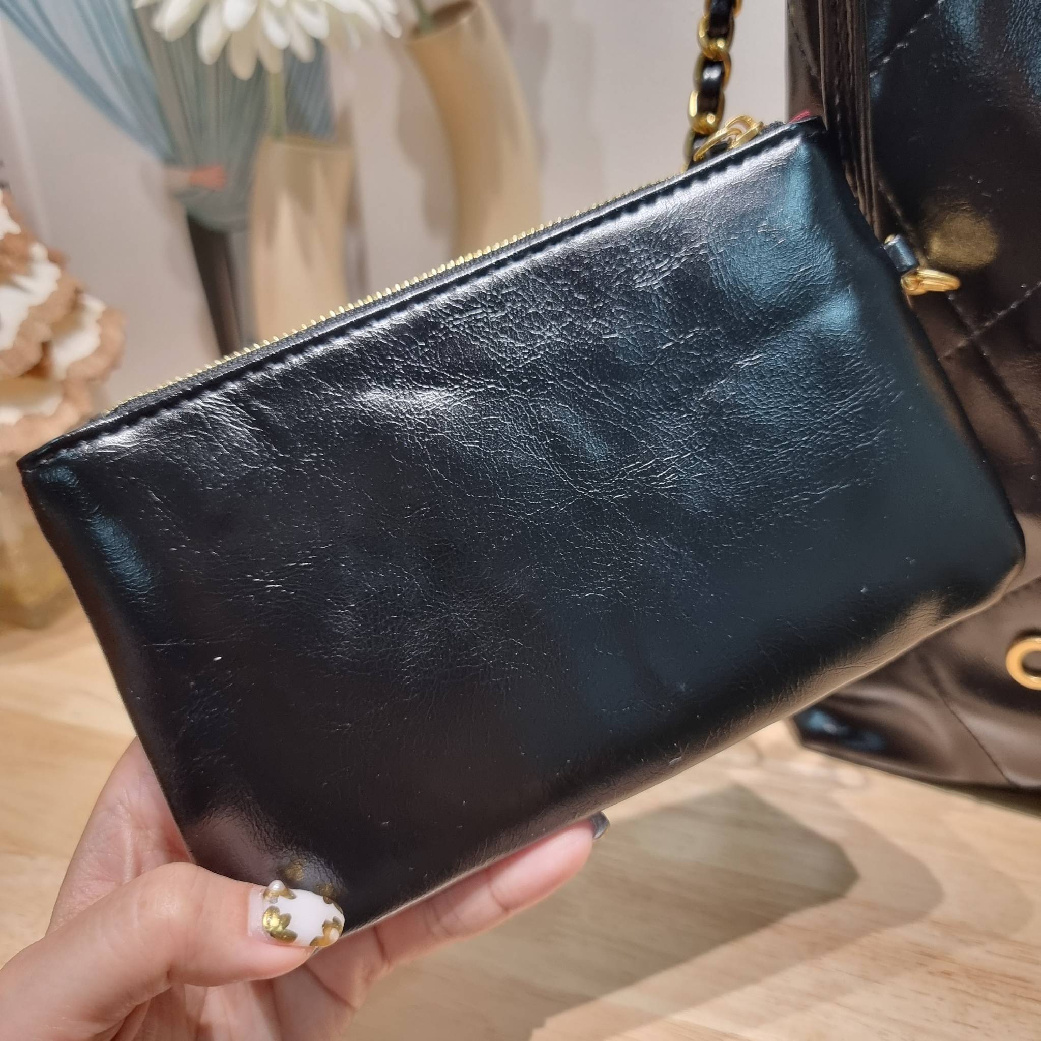 Chanel crossbody tote bag ไอเท็มเอ็กซ์คลูซีพ กระเป๋าสะพายรูปทรงโท้ทสะดวกใช้ มีฝาปิดกระดุมแม่เหล็กให้ในตัว และยังมีใบลูกอีกด้วย โดดเด่นด้วยโลโก้เอกลักษณ์สีทองหรู