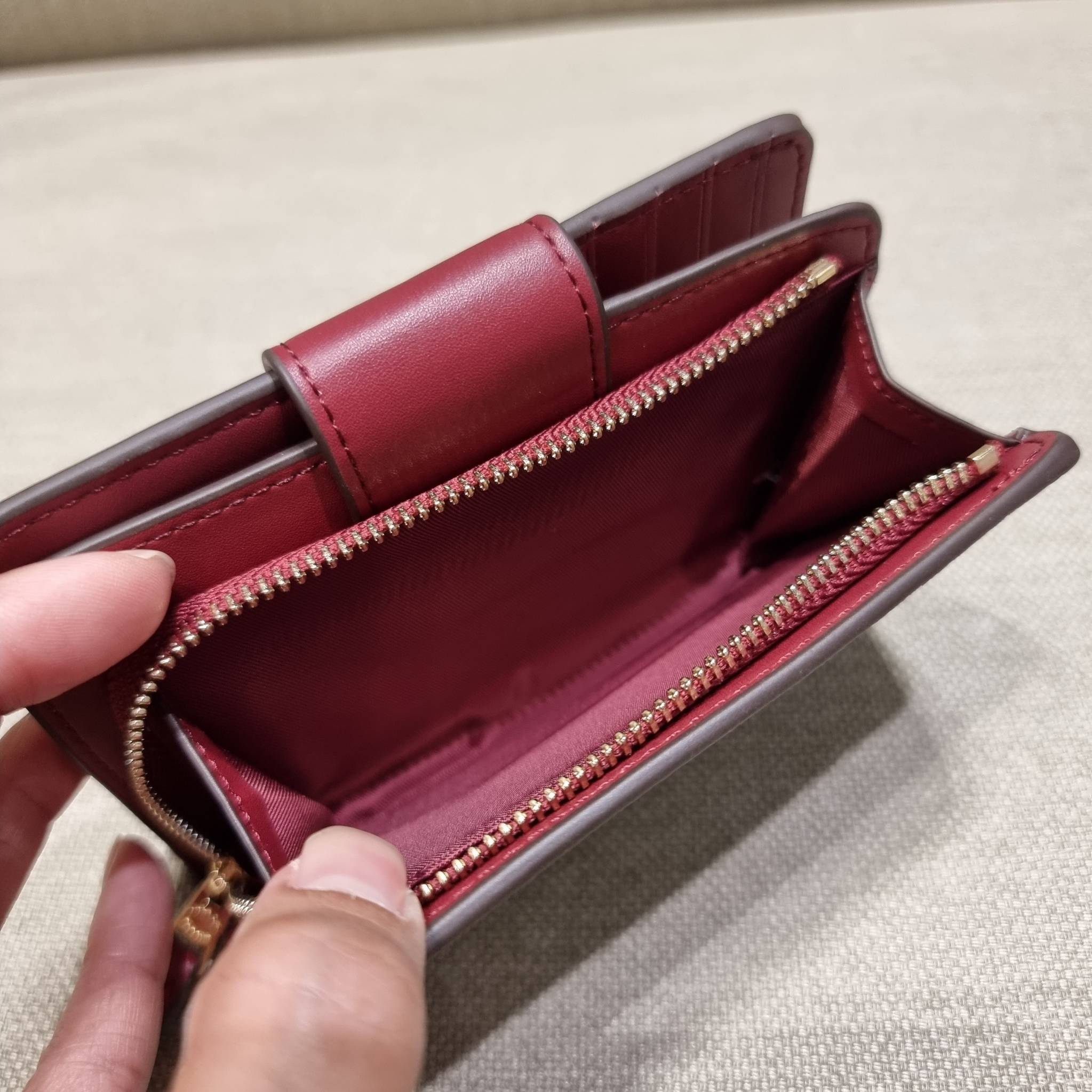 COACH C7414 MEDIUM CORNER ZIP WALLET WITH ORNAMENT PRINT คอลเลคชั่นใหม่ กระเป๋าสตางค์ใบกลาง ดีไซน์ใหม่ สุดหรู คละลายพริ้นท์เต็มใบ น่าใช้ไปอีก วัสดุหนังแคนวาสเคลือบลาย ภายในมีช่องใส่บัตร ใส่ธนบัตรได้ครบ และมีช่องซิปแยก ใบจริงสวยมากๆ แนะนำจ้า ราคาสุดคุ้มครบ