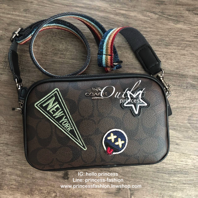 COACH MINI CROSSBODY BAGกระเป๋าสะพาน size mini วัสดุหนังลาย signature เปิด - ปิดด้วยซิป แบ่ง2 ช่องใหญ่ ภายในโล่ง ใส่ wallet สั้น มือถือได้ทุกรุ่น และของใช้จุกจิก พร้อมสายยาวถอด ปรับได้ค่ะ