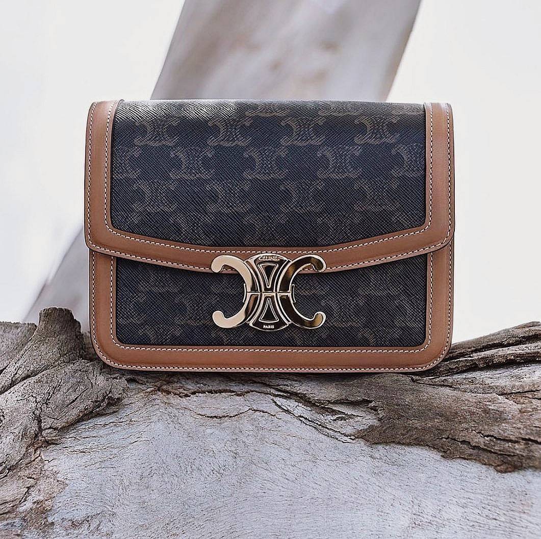 CELINE TRIOMPHE CROSSBODY BAG VIP GIFT WITH PURCHASE-GWP พรีเมี่ยมกิ๊ฟ Limited จาก CELINE PERFUME DUTY FREE COUNTER วัสดุ TRIOMPHE CANVAS & LEATHER ทรงเหลี่ยมหนังสวยหรูอยู่ทรงเปิดปิดด้วยฝาปิดโลโก้แบรนด์อะไหล่ทอง ภายในมีช่องหลักและช่องแบ่งย่อย มี1ช่องซิปเล