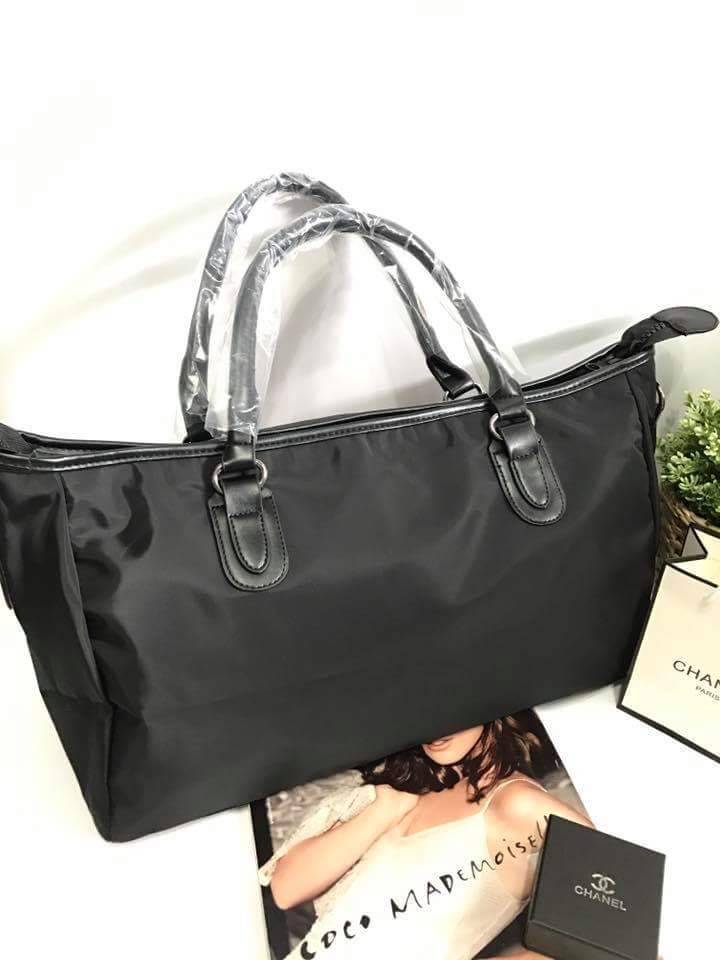 กระเป๋า Victoria's Secret PINK Travel Bag กระเป๋าเดินทาง VICTORIA'S SECRET ใบขนาดใหญ่ แข็งแรงใส่ของได้เยอะ หนังดีสีดำ โลโก้ปักเลื้อม PINK สีชมพู กระเป๋าเดินทางขนาดใหญ่ กระเป๋า Victoria's Secret PINK Travel Bag ตกแต่งเลื่อมประกาย สวยแวววาว ม