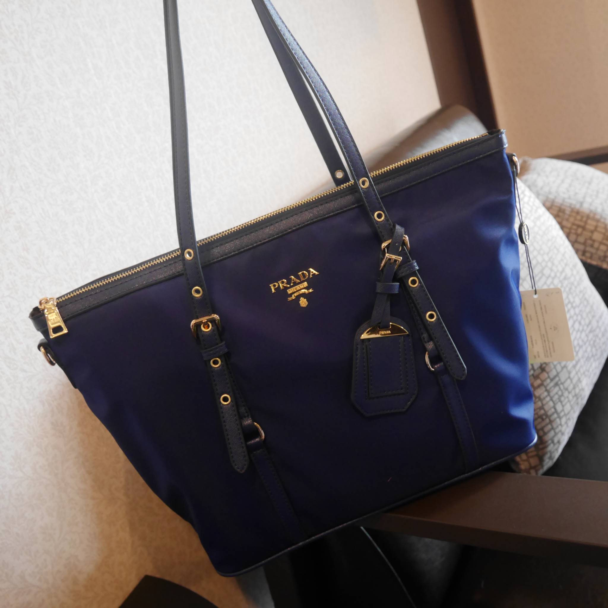 กรี้ดดด งานใบใหญ่ **ใส่ของจุใจ ก้มาน้าาา งานพรีเมี่ยมกิ้ฟ จากเคาเตอร์ต่างประเทศคะ จากแบรนด์ PRADA เป็น กระเป๋าผ้าไนล่อน ตามแบบฉบับของแบรนด์เลย หลงรักเลยคะ สะพายไหล่ได้ ถือก็สวยๆ ใช้แล้วสวยมากๆ ใส่ของได้เยอะเว่อร์ คุ้มราคา ห้ามพลาดเลยคะ!