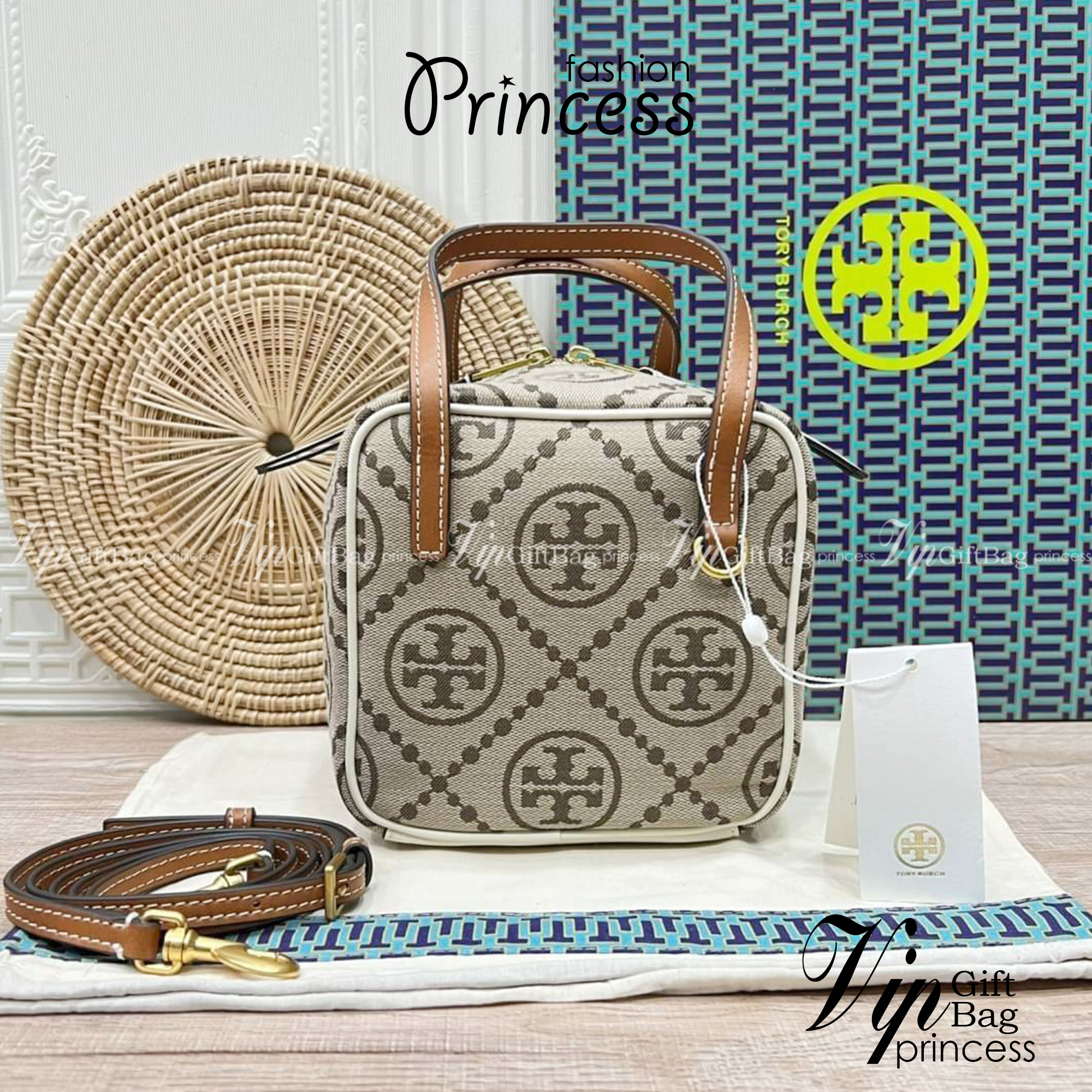 TORY BURCH T MONOGRAM JACQUARD CUBE BAG 🎁พร้อมส่งที่ไทยใหม่ล่าสุด! ปีใหม่นี้เราต้องมีกระเป๋าสวยและเก๋ไว้ใช้กันค่ะ กับกระเป๋าทรง CUBE ดีไซด์ให้ดูเรียลร่วมสมัยมากขึ้น สามารถหยิบจับของได้ง่าย ทรงกระเป๋าแบบกล่อง