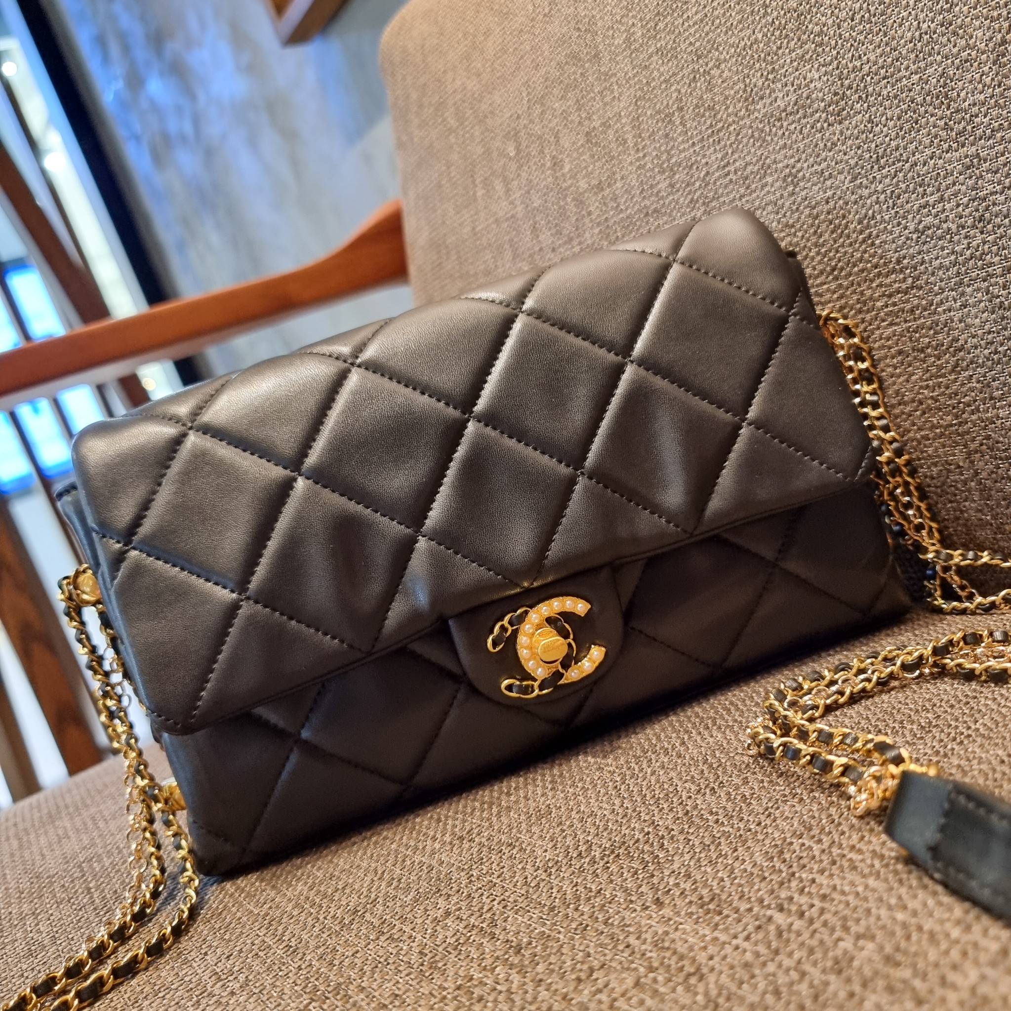 VIP 】สวยหรูพร้อมเสิร์ฟ!! กับไอเท็มสุดเลิฟจาก Chanel กระเป๋าสะพายที่สุดของความคุ้มค่า วัสดุหนังแกะนิ่มเต็มใบ เปิด-ปิดกระเป๋าด้วยตัวบิดล็อค ภายในกระเป๋าบุผ้าสวยหรู มีช่องโล่งกว้างจุของได้สบาย ใส่โทรศัพท์ กระเป๋าสตางค์ได้ มีช่องซิป 1 ช่อง ช่องย่อย 1 ช่อง ดีเ