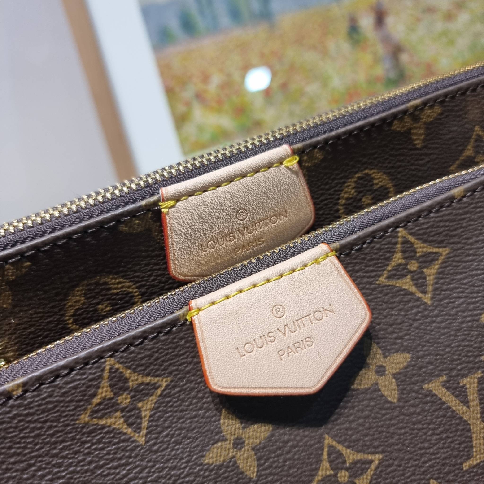 Set 4 ชิ้น LV Multi Pochette Bag New in!! กับ box set ชวนสะสม ที่จับเอารุ่นยอดฮิต มามิกซ์รวมกับไอเท็มสุดคุ้มของมันต้องมี!! จัดเรียงให้อยู่ในกล่องสุดหรู ไม่ว่าจะตัวกระเป๋า กระเป๋าสตางค์ กระเป๋าจิ๋ว ใบไหนๆก็นำมาใช้งานได้จริง คุ้มค่ามากๆ แถมฟรี! ริบบิ้นลายลิ