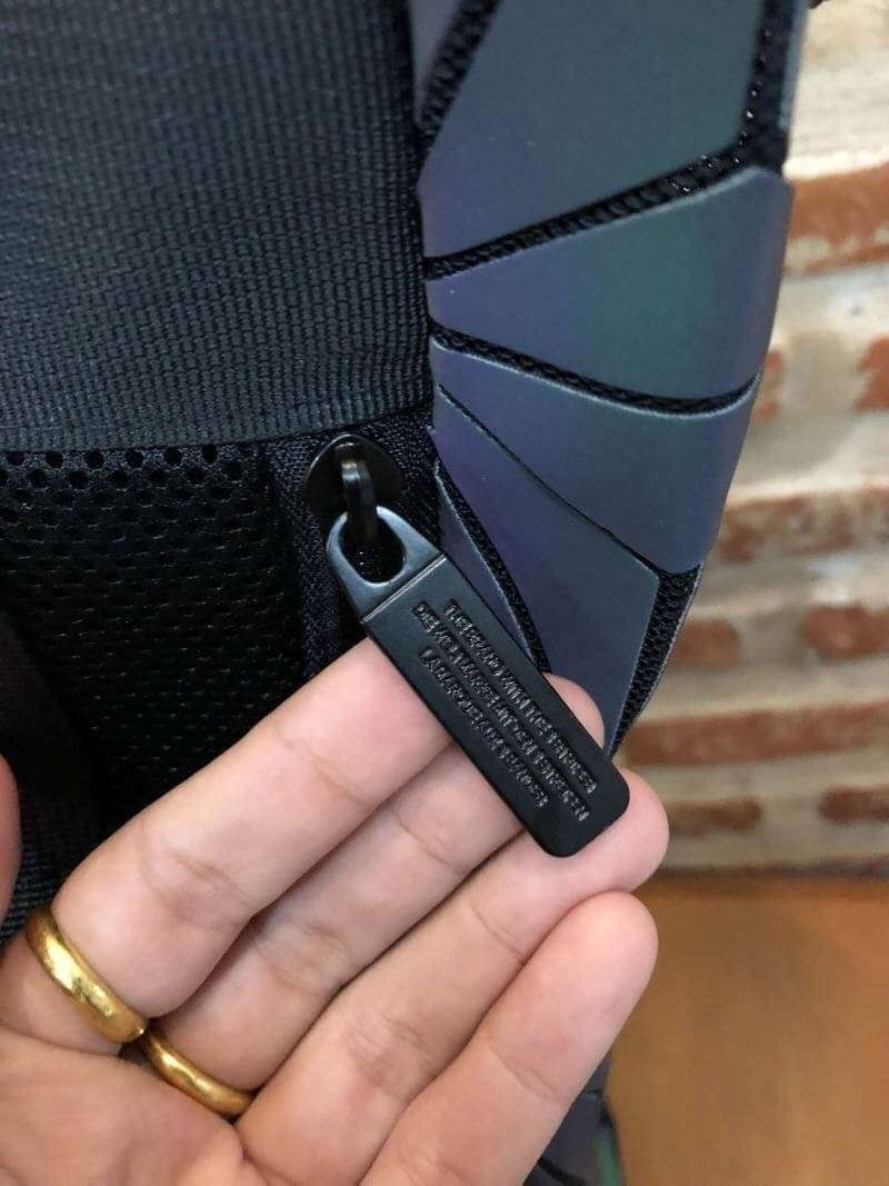 Adidas 3D Roll Top Backpack กระเป๋าเป้ Unisex ดีไซน์สุดฮิตสไตล์ ISSEY MIYAKE ใช้ได้ทั้งชายและหญิง เปิดปิดแบบ Roll Top ด้านหน้ามีโลโก้ ด้านหลังมี1ช่องซิป หัวซิปตีแบรนด์2ฝั่งตามคอลเลคชั่นY2018สวยดูดีใบใหญ่กำลังดีน้ำหนักเบา ภายในกว้างและจุ มีโลโก้ ช่องซิปช่อ