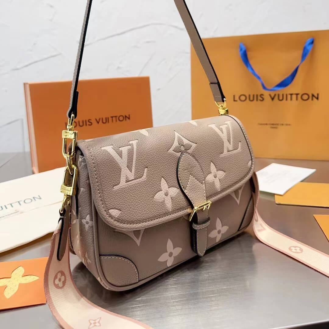 LV DIANE Monogram Canvas - Handbags ดีไซน์น่ารักน่าใช้มากๆ มีสายมาให้ถึง 2 แบบ สายหนังคล้องไหล่ได้ และสายสปอร์ตครอสบอดี้ได้ ปรับเปลี่ยนใช้ตามลุคแต่ละวันได้เลย