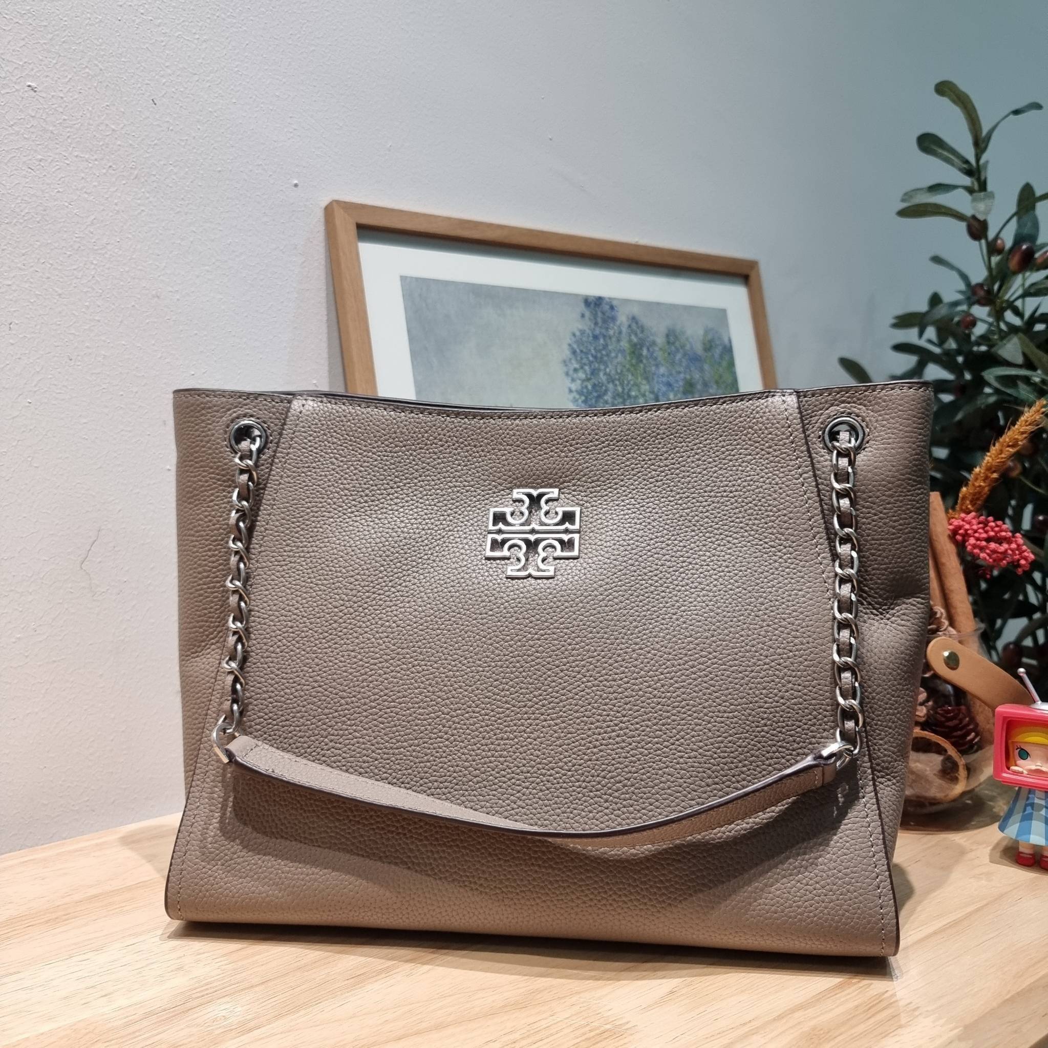 TORY BURCH BRITTEN SMALL SLOUCHY TOTE / TORY TOTE BAG / TORY BAG พร้อมส่ง กระเป๋าสะพายตัวแม่ รุ่น top ที่สวยดูแพง ใช้งานสะดวกมาก ดีไซน์ออกมาได้เรียบหรู ผู้ดี