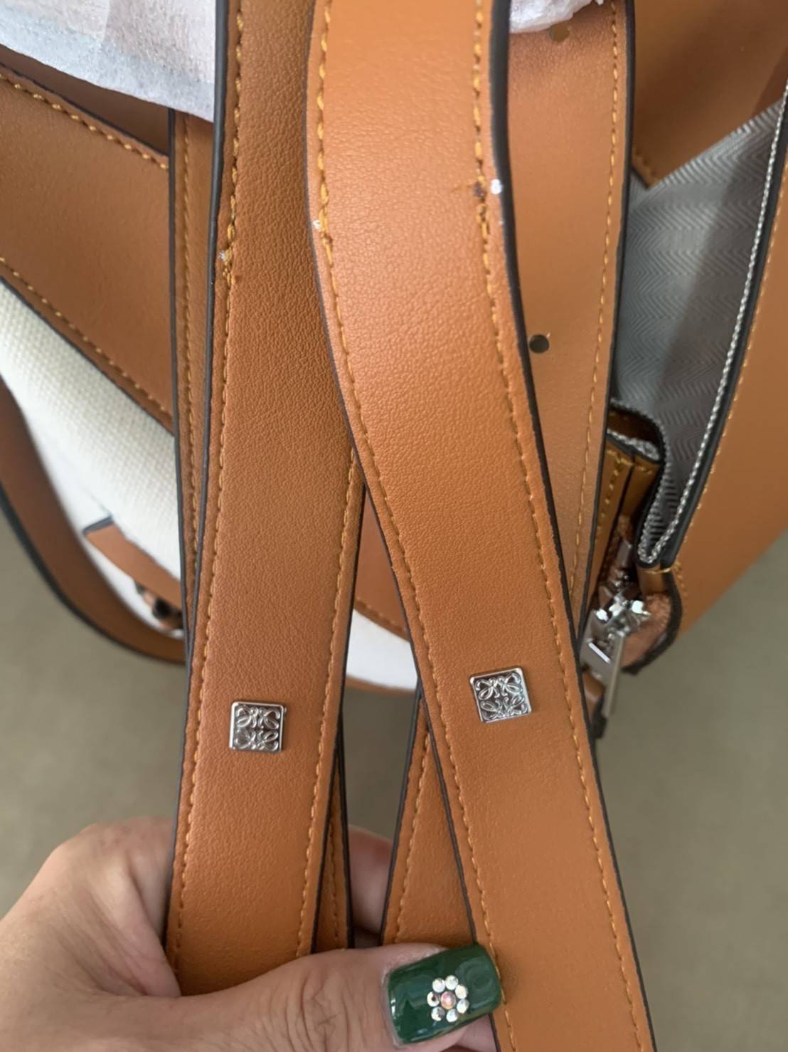 Loewe Hammock Bag / Loewe Small Hammock Tan Ken Price La Palme Edition / กระเป๋าสไตล์แคชชวล พิมพ์ลายต้นปาล์ม