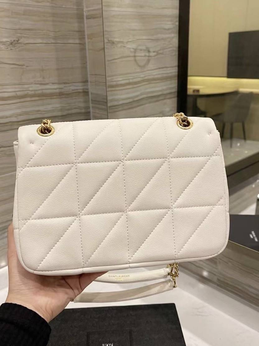 VIP 】SAINT LAURENT JAMIE BAG VIP GIFT WITH PURCHASE (GWP) พรีเมี่ยมกิ้ฟ Limited Edition จาก YSL DUTY FREE COUNTER วัสดุหนังแกะสังเคราะห์ อะไหล่สีทอง ดีไซน์ลายตารางหมากฮอต ประดับโลโก้แบรนด์ที่ด้านหน้า รูปทรงสวย มีหูจับถนัดมือสายสะพายโซ่เลื่อนปรับระดับได้..