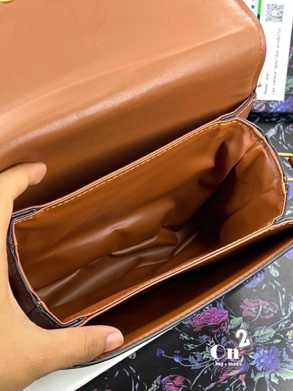 CELINE TRIOMPHE CROSSBODY BAG วัสดุ TRIOMPHE CANVAS & LEATHER ทรงเหลี่ยมหนังสวยหรูอยู่ทรงเปิดปิดด้วยฝาปิดโลโก้แบรนด์อะไหล่ทอง งานปั้มทุกจุดคอมพลีทได้ทุกลุค จะ Formal แบบทางการ หรือจะ Everyday look แฮงค์เอาท์กับเพื่อนสาวได้สบายชิวๆ ไม่มีไม่ได้แล้ว ช๊อปด่วน