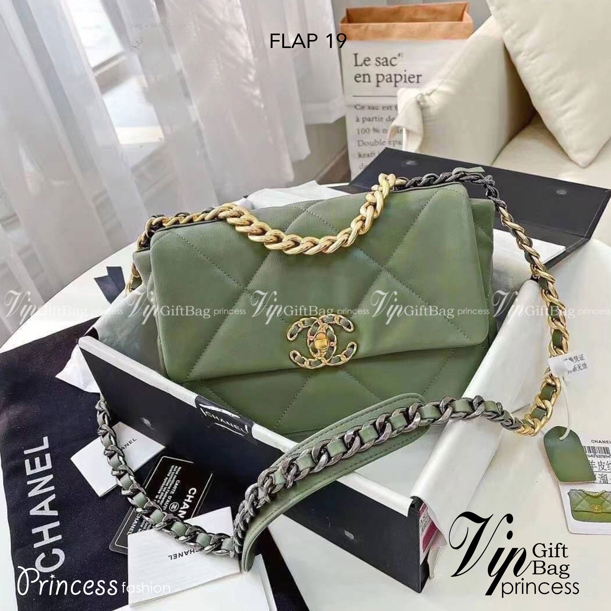 CHANEL 19 FLAP BAG กระเป๋าสะพายทรงคลาสสิค หนังนิ่ม เงาขึ้นรูปสวย ดีไซต์สายสะพายโซ่สองสีสลับหนัง ตกแต่งโลโก้แบรนด์ที่ด้านหน้าอะไหล่สีทอง สวยหรูมาแต่ไกล ด้านหลังมีช่องสำหรับเก็บของหนึ่งช่อง สามารถสะพายออกงานได้หลายโอกาส สวยงามไม่ผิดหวังค่ะ