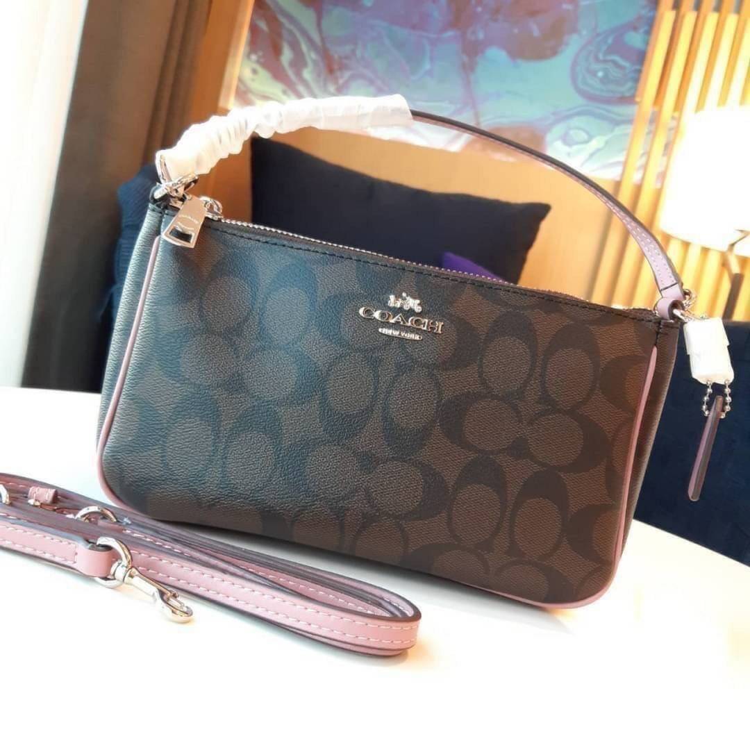 COACH F58321 TOP HANDLE POUCH อีกรุ่นฆ่าไม่ตาย!! 😎 ขายดีขายหมด ขายรวยขายปังๆ!! กระเป๋าพอชจากโค้ช ทรงใช้งานง่าย สะดวก กะทัดรัด วัสดุหนังแคนวาสเคลือบคุณภาพดี มาพร้อมสายคล้องในตัว และสายสะพาย crossbody ปรับเปลี่ยนได้ตามสไตล์ อีกหนึ่งไอเท็มที่สาวๆต้อง
