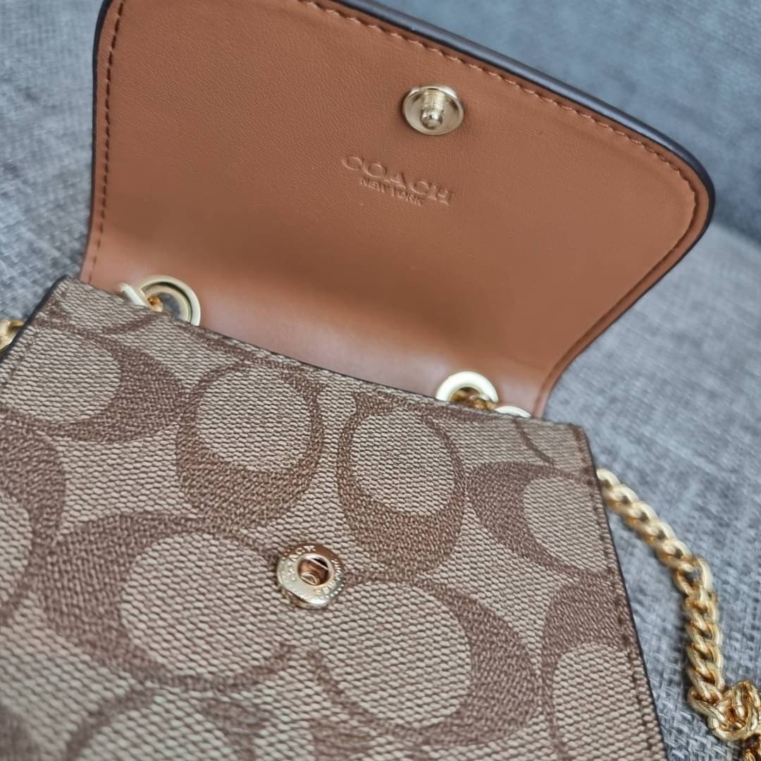 COACH NORTH/SOUTH PHONE CROSSBODY IN SIGNATURE CANVAS F55636 F39955 สุดคลาสสิคกับกระเป๋าสะพายเอนกประสงค์ Case phone ใส่โทรศัพท์มือถือได้ทุกรุ่น ดีไซน์ลายเอกลักษณ์ วัสดุหนังแคนวาสเคลือบลาย ฝาและภายในเป็นหนังสังเคราะห์เรียบ เปิด-ปิดด้วยกระดุม สายสะพายยาวประ