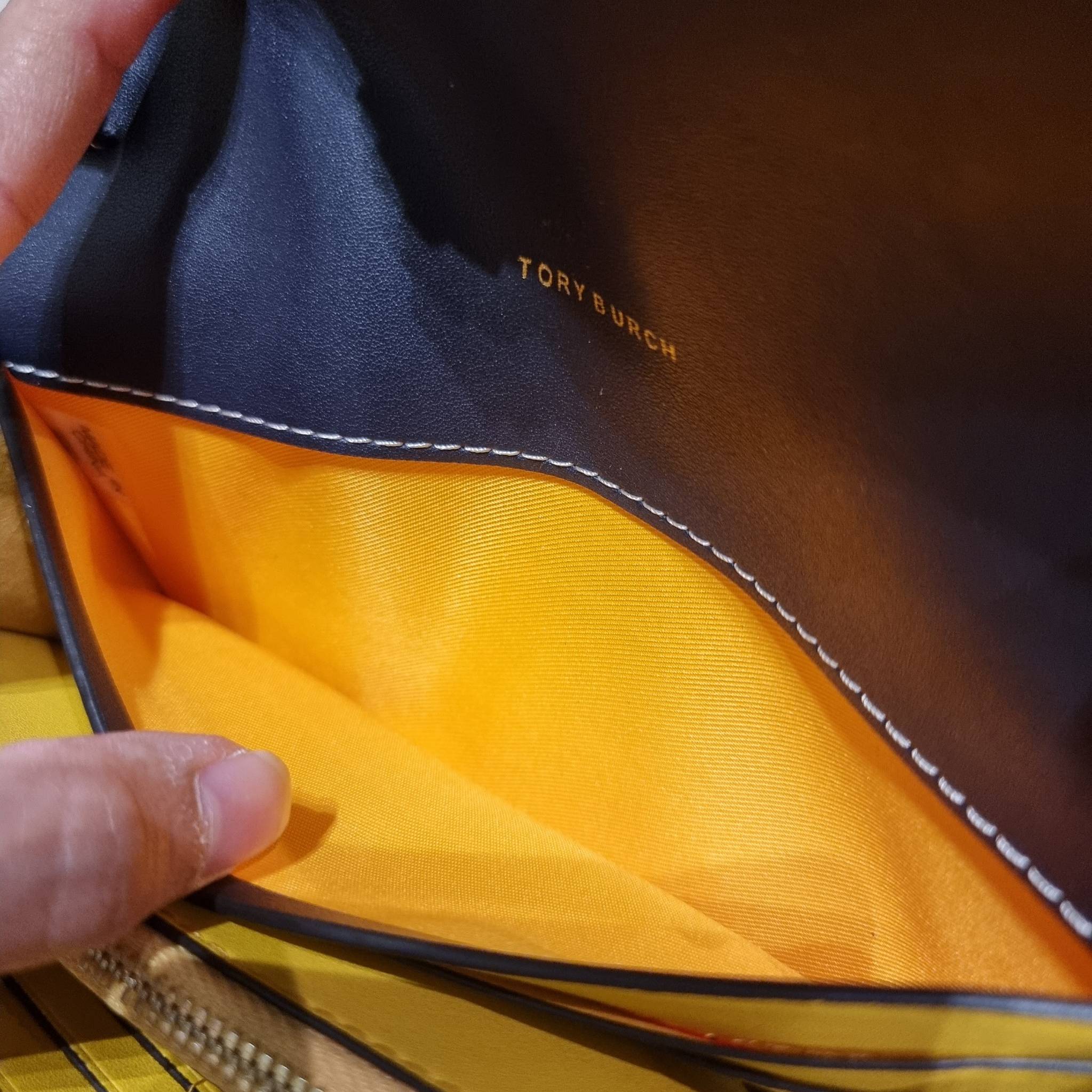 TORY BURCH T MONOGRAM JACQUARD CROSSBODY WALLET best seller ของคอลเลคชั่นนี้ ต้องไม่พลาด กับกระเป๋าสะพายกึ่งกระเป๋าสตางค์ ที่ช่วยให้ชีวิตง่ายขึ้น วัสดุผ้า jacquard ตัดสลับหนังแท้ เปิด-ปิดแบบฝาปิดแม่เหล็ก ภายในใส่ธนบัตรได้ มีช่องใส่บัตร และยังมีช่องซิปอีกด