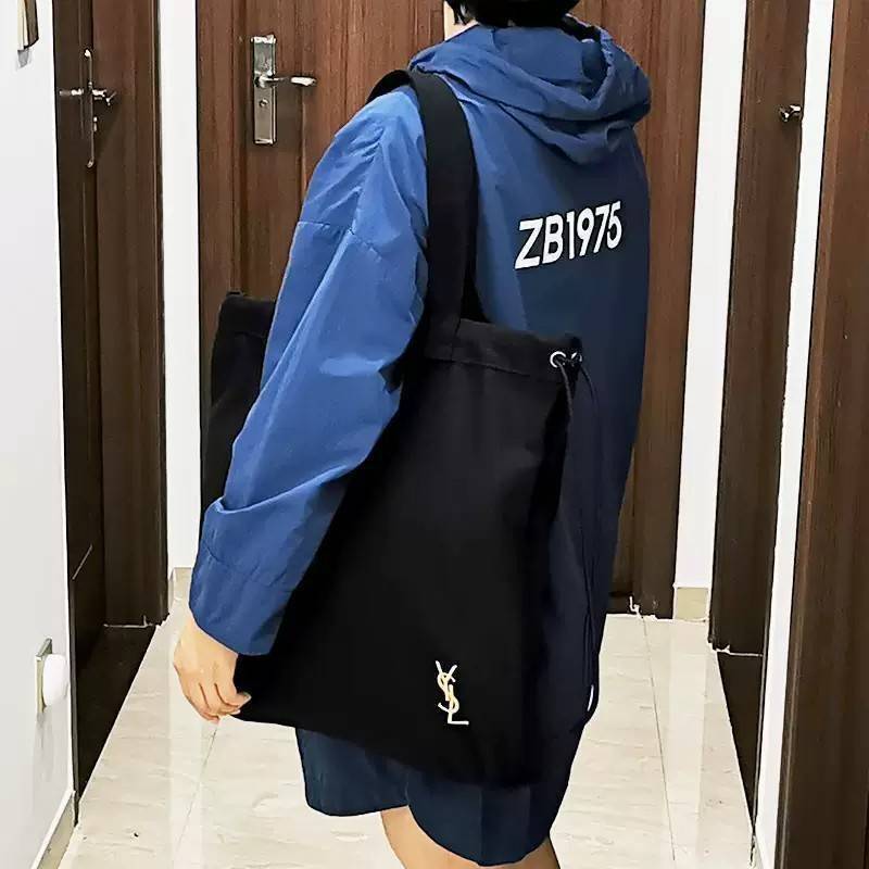 พรีเมี่ยมกิ๊ฟแท้ 100% 】Yves Saint Laurent YSL Parfum Large Bag Gift With Purchase (GWP) พรีเมี่ยมกิ๊ฟรุ่นล่าสุดจาก Yves Saint Laurent Limited Collection Parfums Counter ดีไซน์สวยเก๋ใบใหญ่จุใจใส่สัมภาระได้เยอะ สะพายได้หลายแบบไม่จำเจ ใช้เป็น Shopping Bag หร