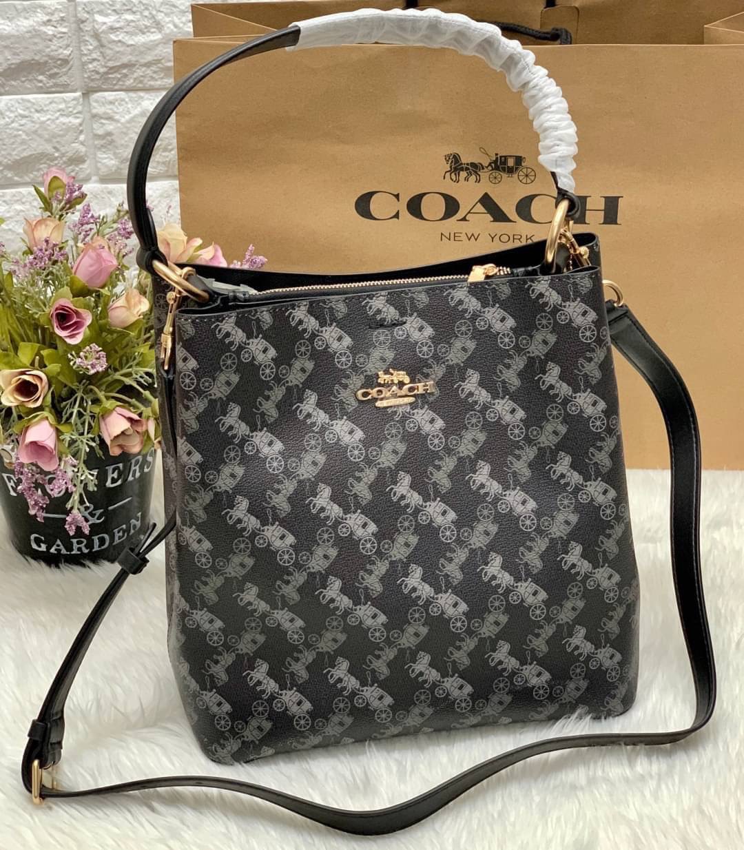 COACH TOWN BUCKET BAG WITH HORSE AND CARRIAGE PRINT ((2081-236)) 🔺กลับมาแล้ว ตามคำเรียกร้องค่ะ! กระเป๋าคล้องไหล่//สะพายข้างได้ วัสดุ pvc อย่างดี หนังนิ่มป่องพองตัวสวยงาม ลายรถม้าทั้งใบค่ะ ภายในกระเป๋าแบ่งเป็น2ช่องหลัก เปิดปิดแบบกระดุมแม่เหล็ก ภายใ