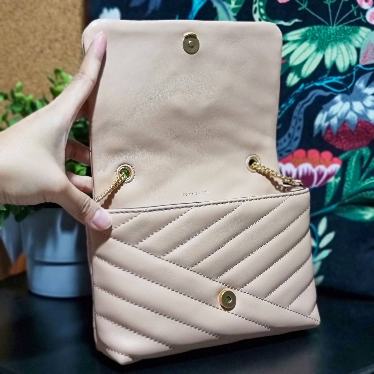 TORY BURCH KIRA CHEVRON EMBELLISHED LOGO MINI BAG ตามคำเรียกร้องจ้า!! ไซส์มินิ สะดวกใช้ พกพาง่าย สไตล์คุณหนู!! กระเป๋าสะพายข้าง ดีไซน์ทรงคลาสสิค โดดเด่นด้วยโลโก้ดีไซน์ประดับเม็ดสี เพิ่มมูลค่าและดึงดูดสายตามากขึ้น วัสดุหนังแกะ สัมผัสนิ่มมือ เปิด-ปิดด้วยกระ