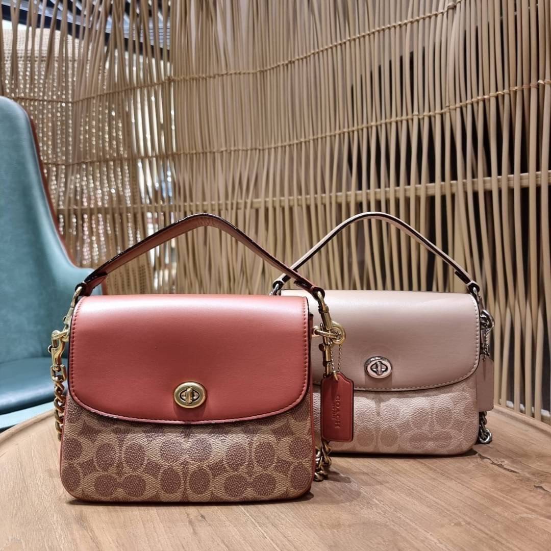 COACH 89089 CASSIE CROSSBODY 19 IN SIGNATURE CANVAS คัมแบ็คแล้วจ้า!! เรียบหรู ดูดี ต้องไอเท็มนี้เลย!! กระเป๋าสะพายข้าง สุดพิเศษ!! มีสายมาให้ถึง 3 แบบ!! สลับใช้แมทช์ตามสไตล์ได้เลย วัสดุหนังแคนวาสสลับหนังแท้ บอกเลยว่าสวยทุกสีนะคอลนี้ เปิด-ปิดด้วยตัวบิดล็อค 