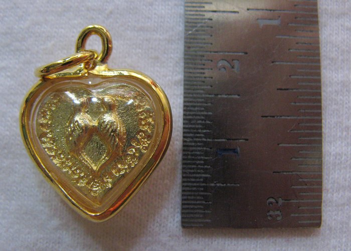 จี้สาริกาลิ้นทอง รูปหัวใจ เนื้อทอง เลี่ยมทองไมครอน พร้อมกล่องกำมะหยี่และใบคาถาค่ะ