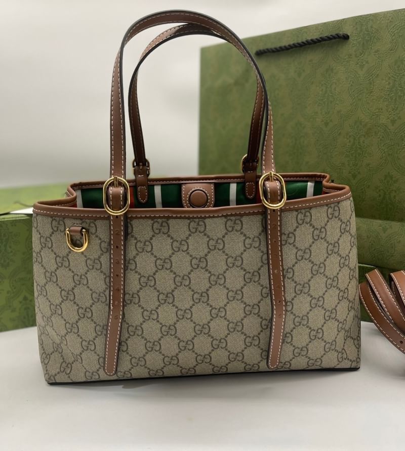 GUCCI GG Emblem small tote bag กระเป๋าทรงโท้ทสะพายไหล่รุ่นใหม่ ขนาดกำลังสวย ใส่ของได้แบบจุกๆ หูสะพายปรับและถอดออกได้ เก๋มากๆ คลาสสิคไม่มีเบื่อ